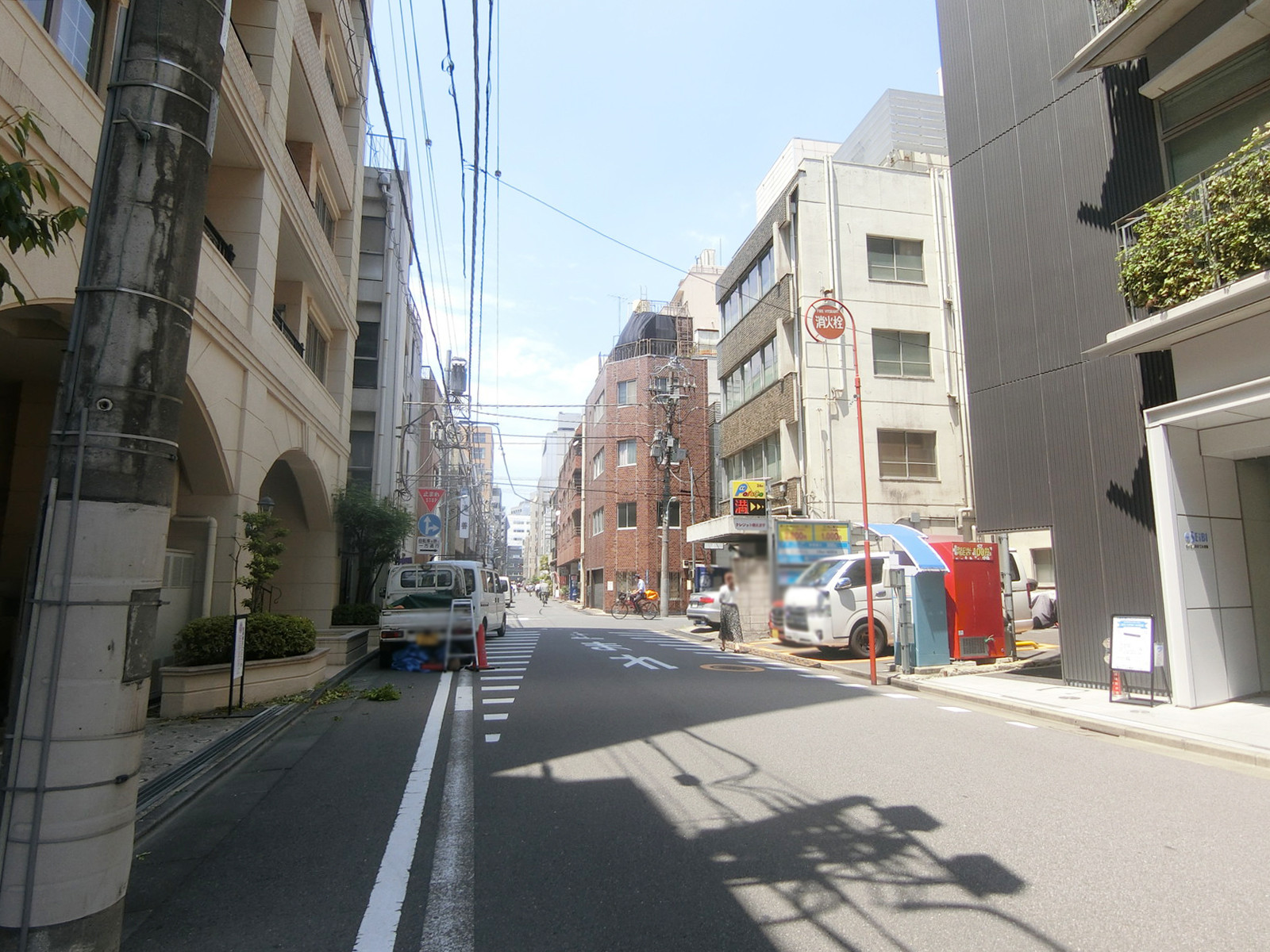 新城ビル前面の通り