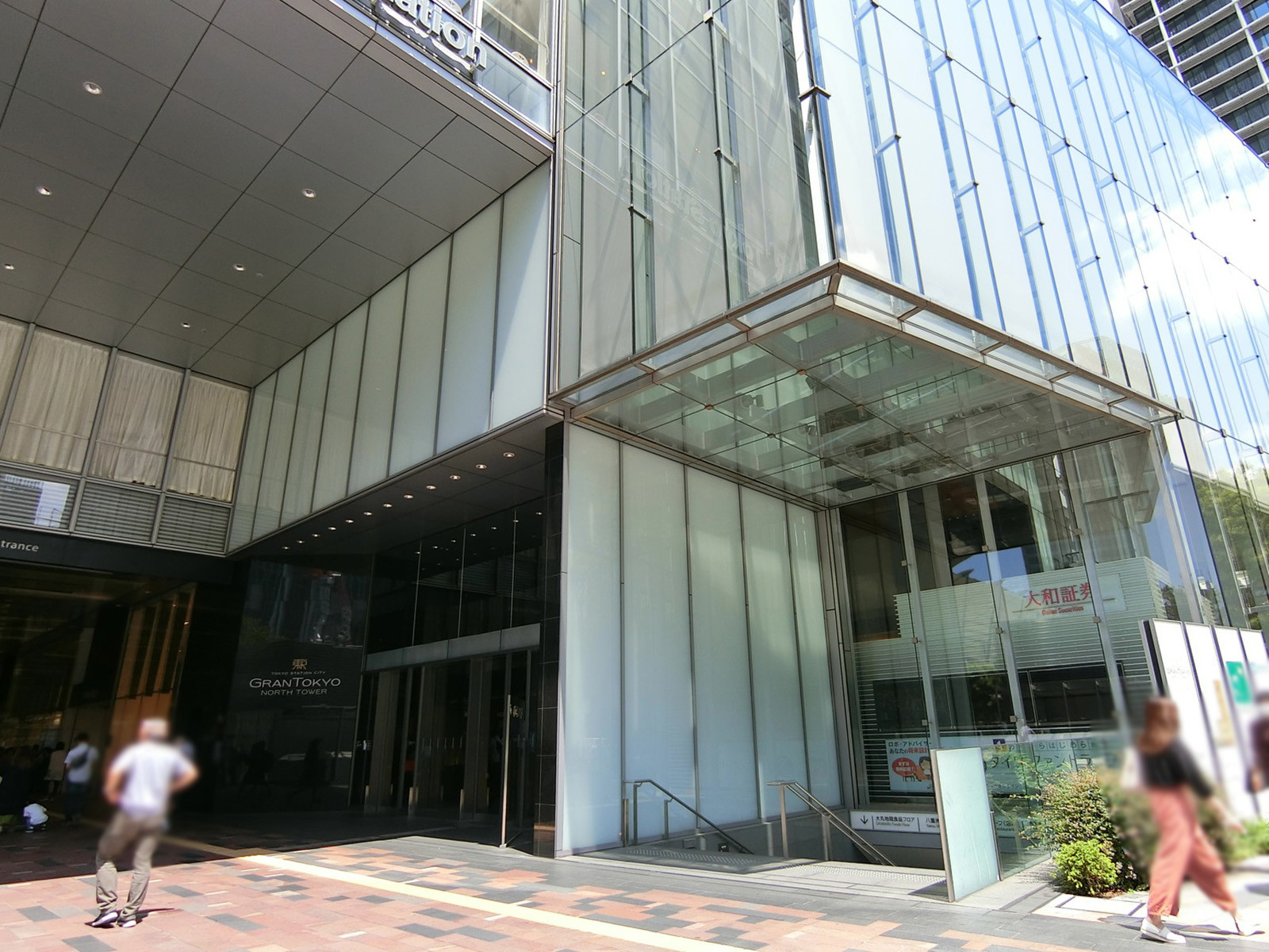 向かいの大丸 東京店
