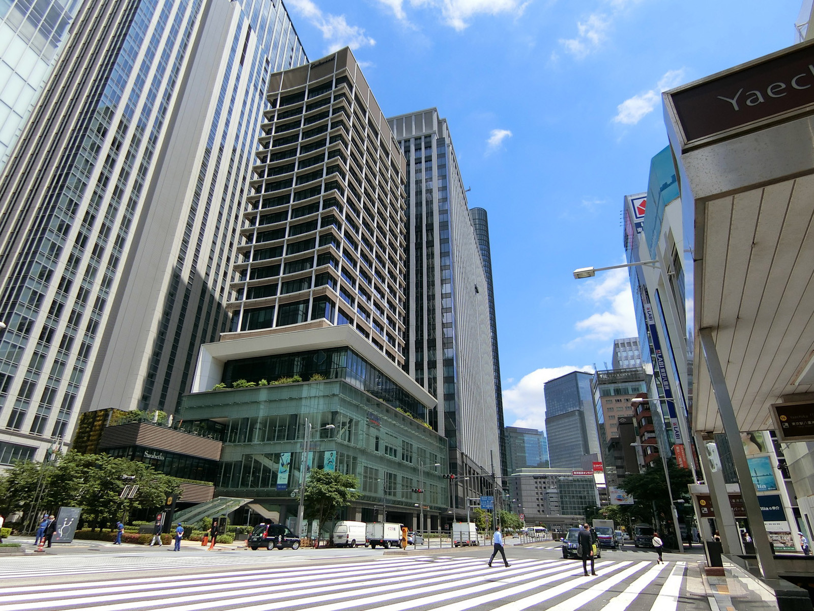 オフィスビル前面の外堀通り