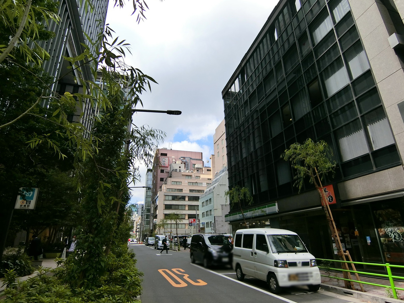 八重洲共同ビル前面の柳通り