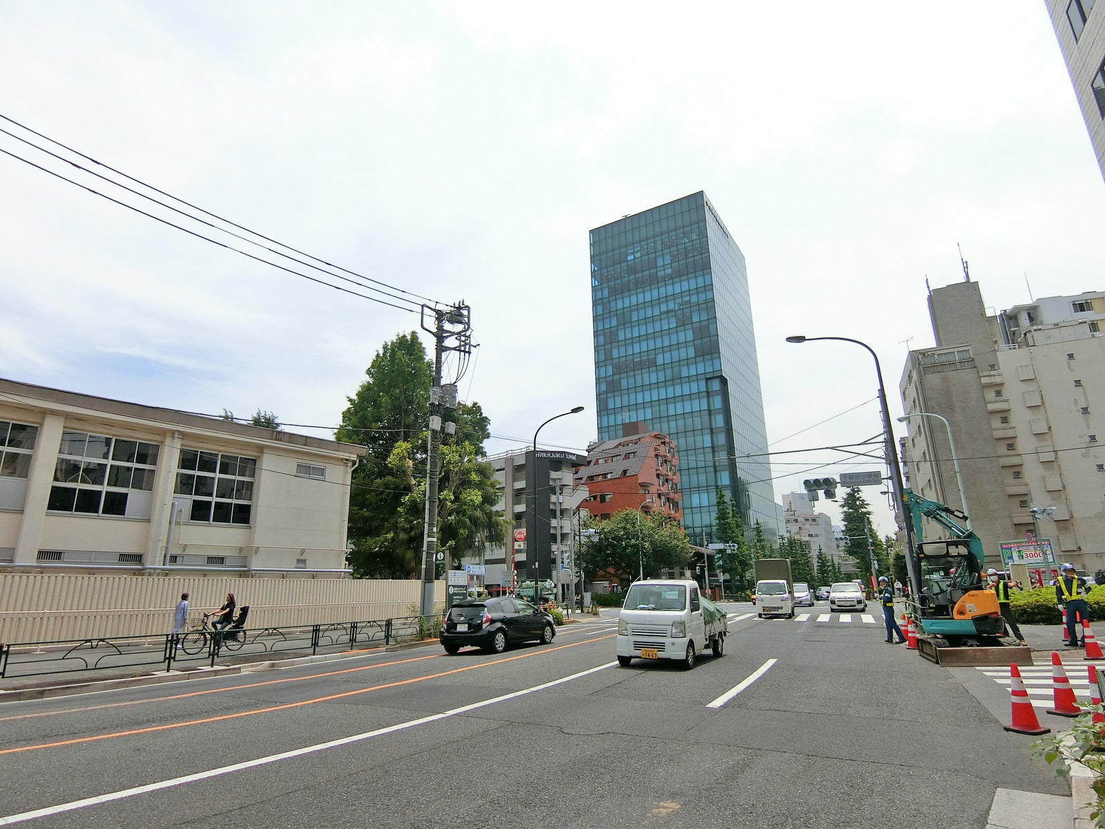 明治通り沿いに立地