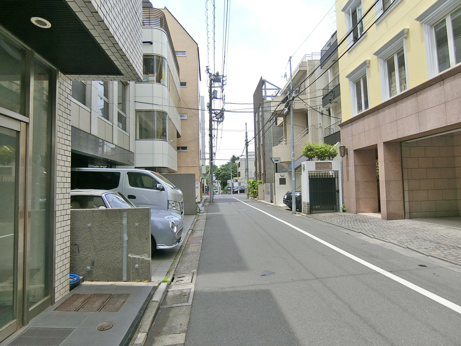 クロスサイドビル前面の通り