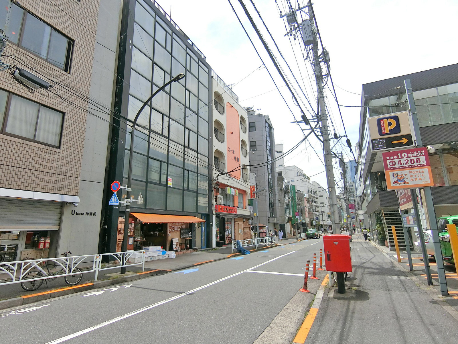 周辺はオフィスや店舗が多いエリア