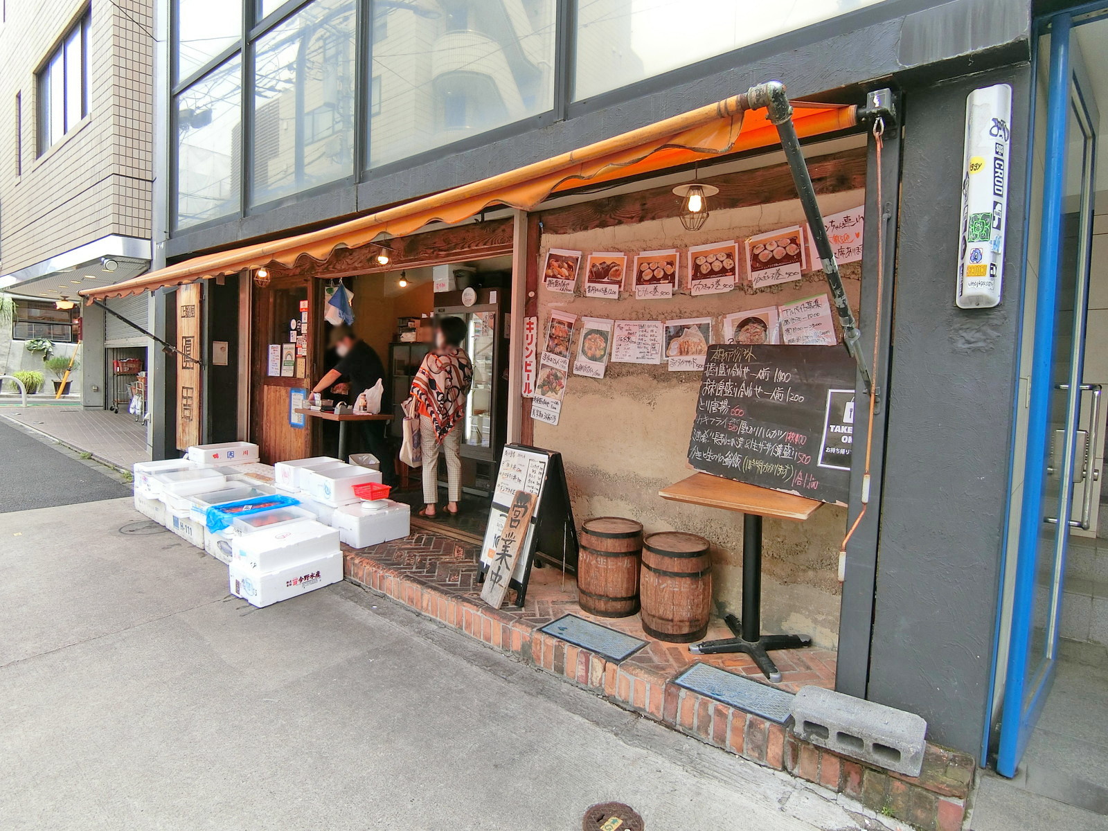 向かいの通りの魚まみれ眞吉 原宿店