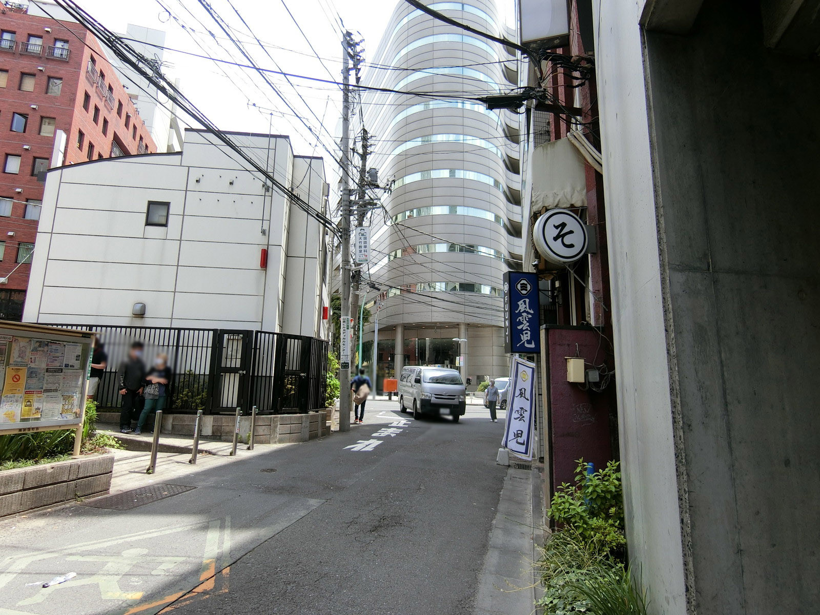 新宿F2ビル前面の通り