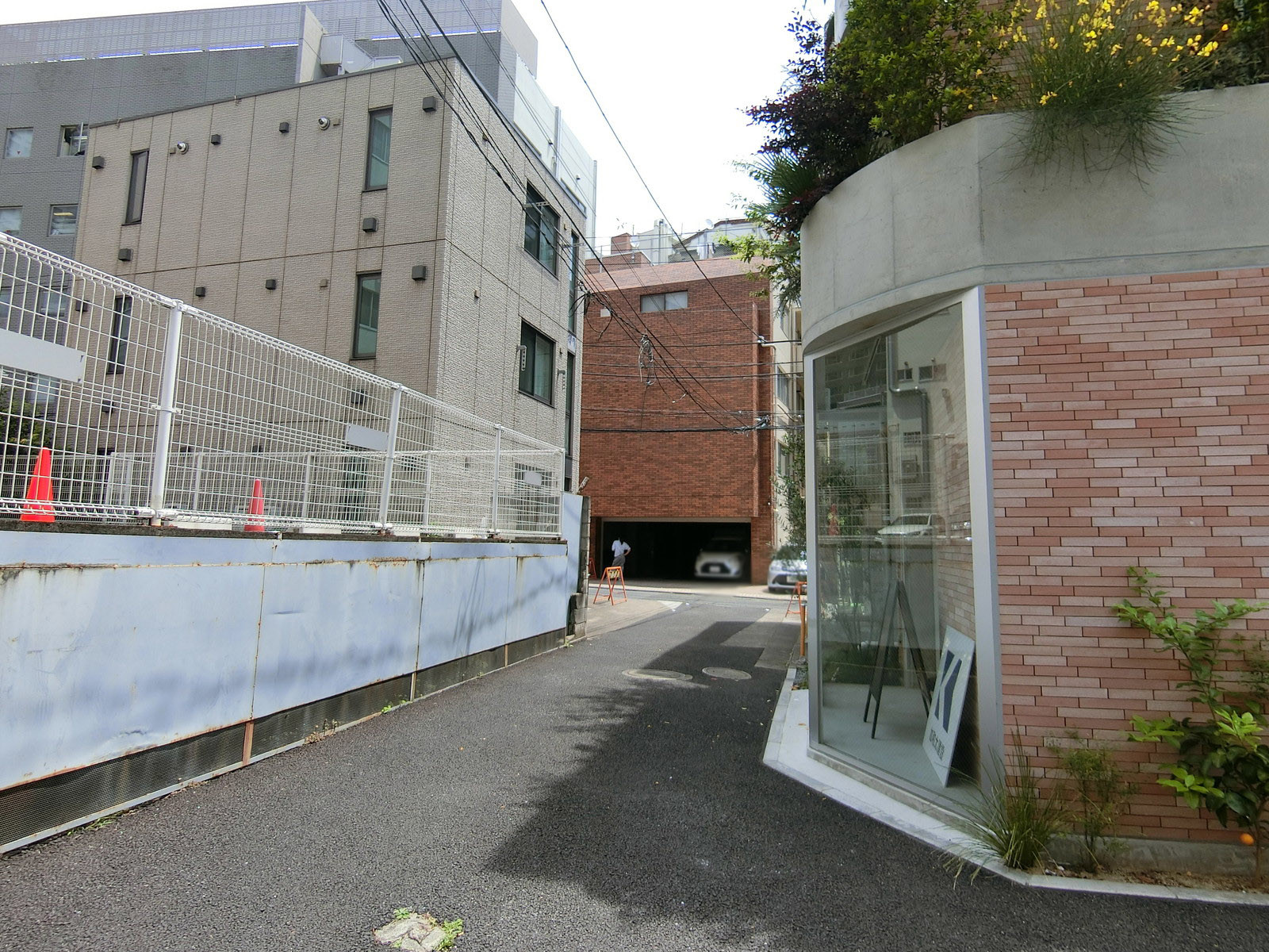 甲田ビル前面の通り