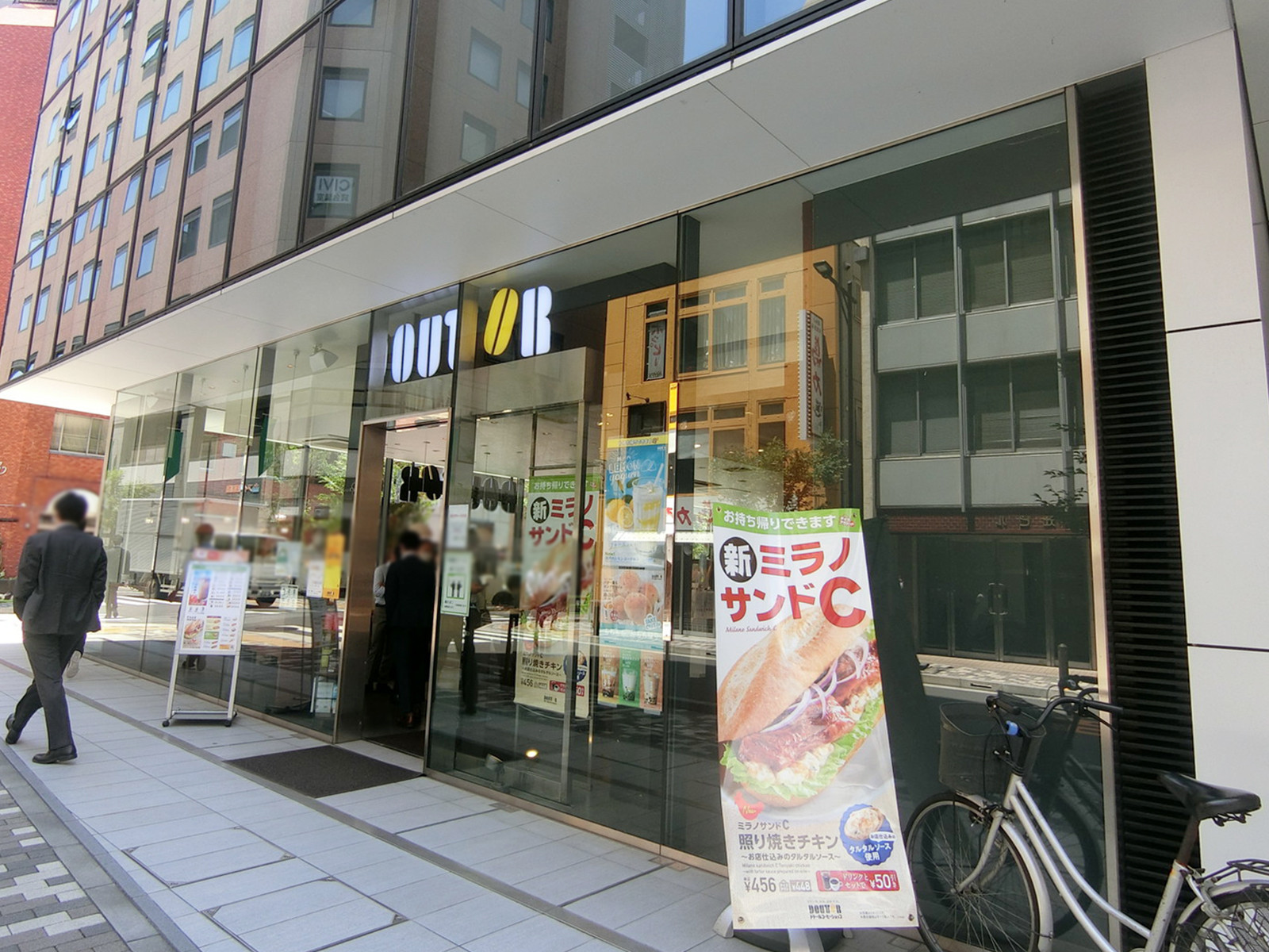 向かい並びのドトールコーヒーショップ