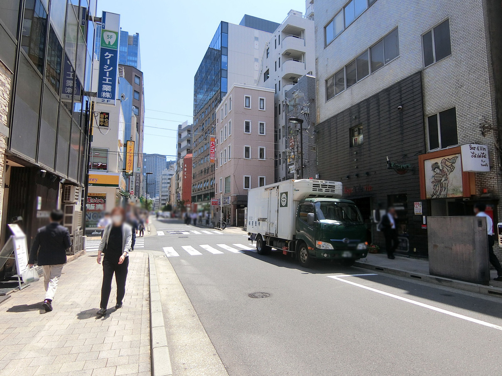 日東合同ビル前面の日銀通り