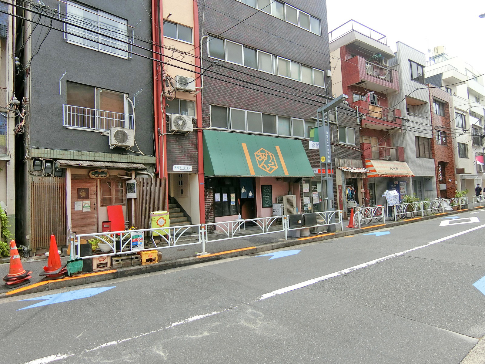 付近には飲食店が充実