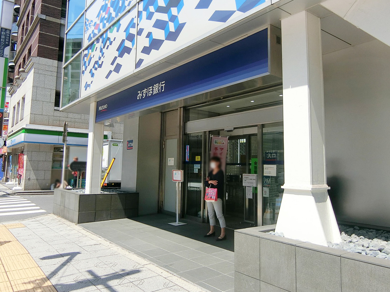 徒歩1分のみずほ銀行 神田駅前支店