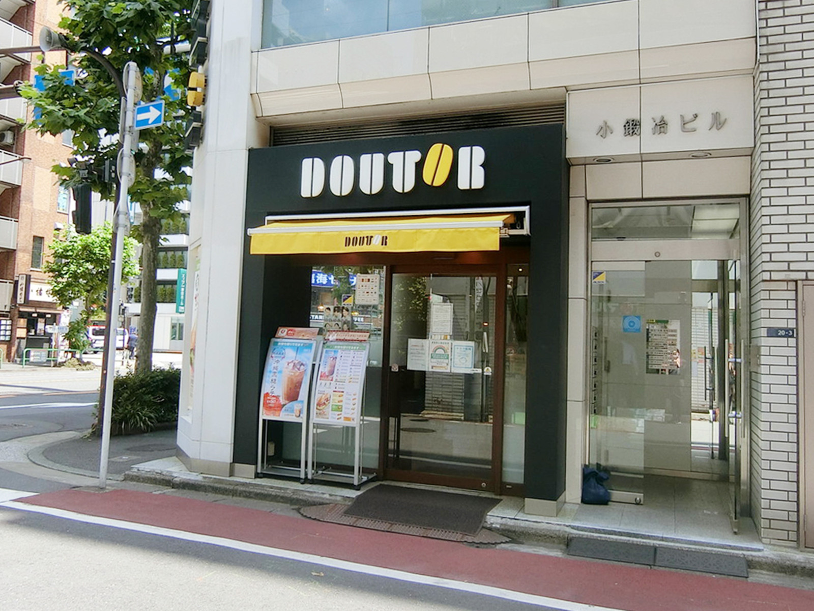 向かい並びのドトールコーヒーショップ