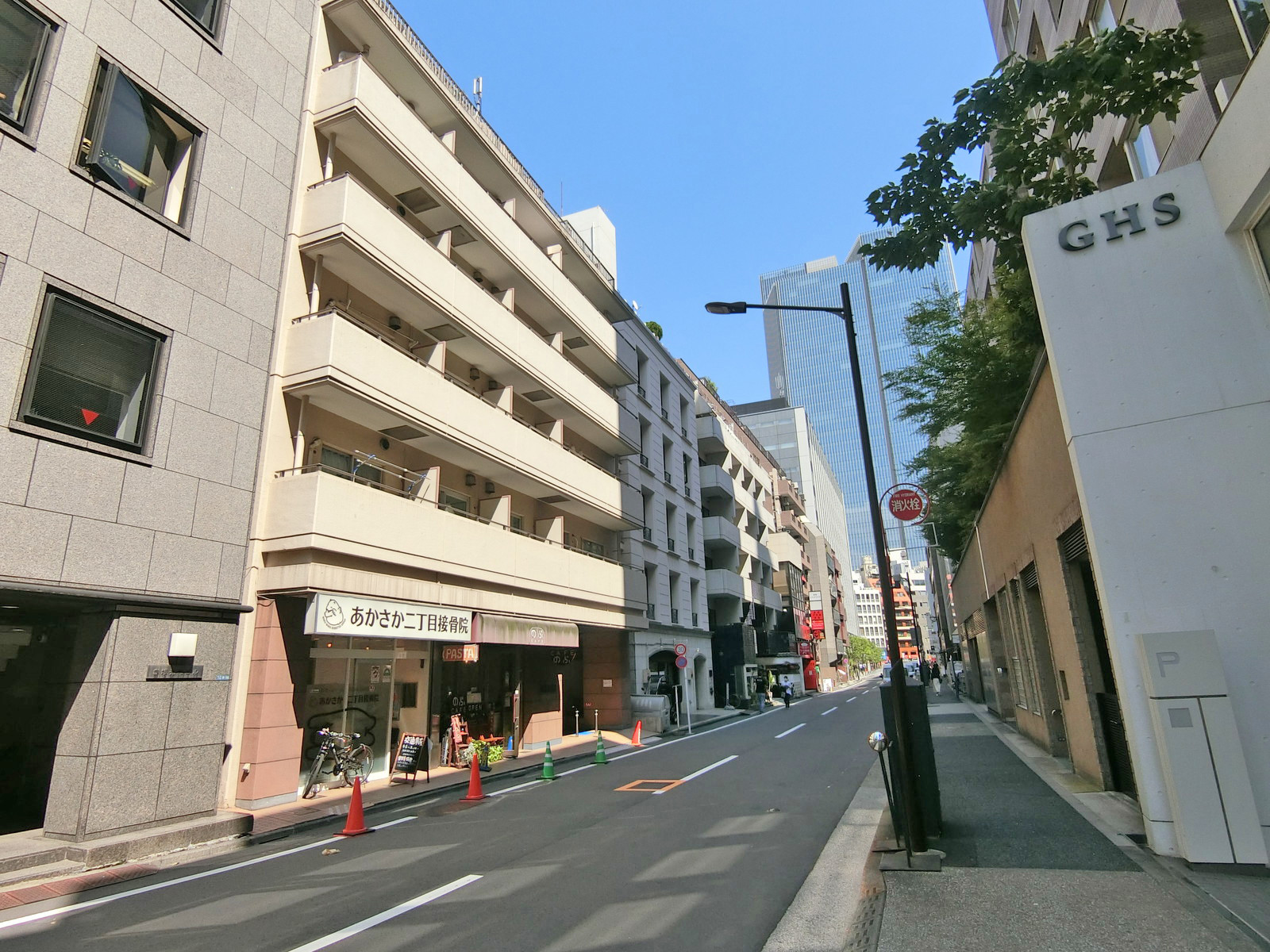 周辺はオフィスや店舗が多いエリア