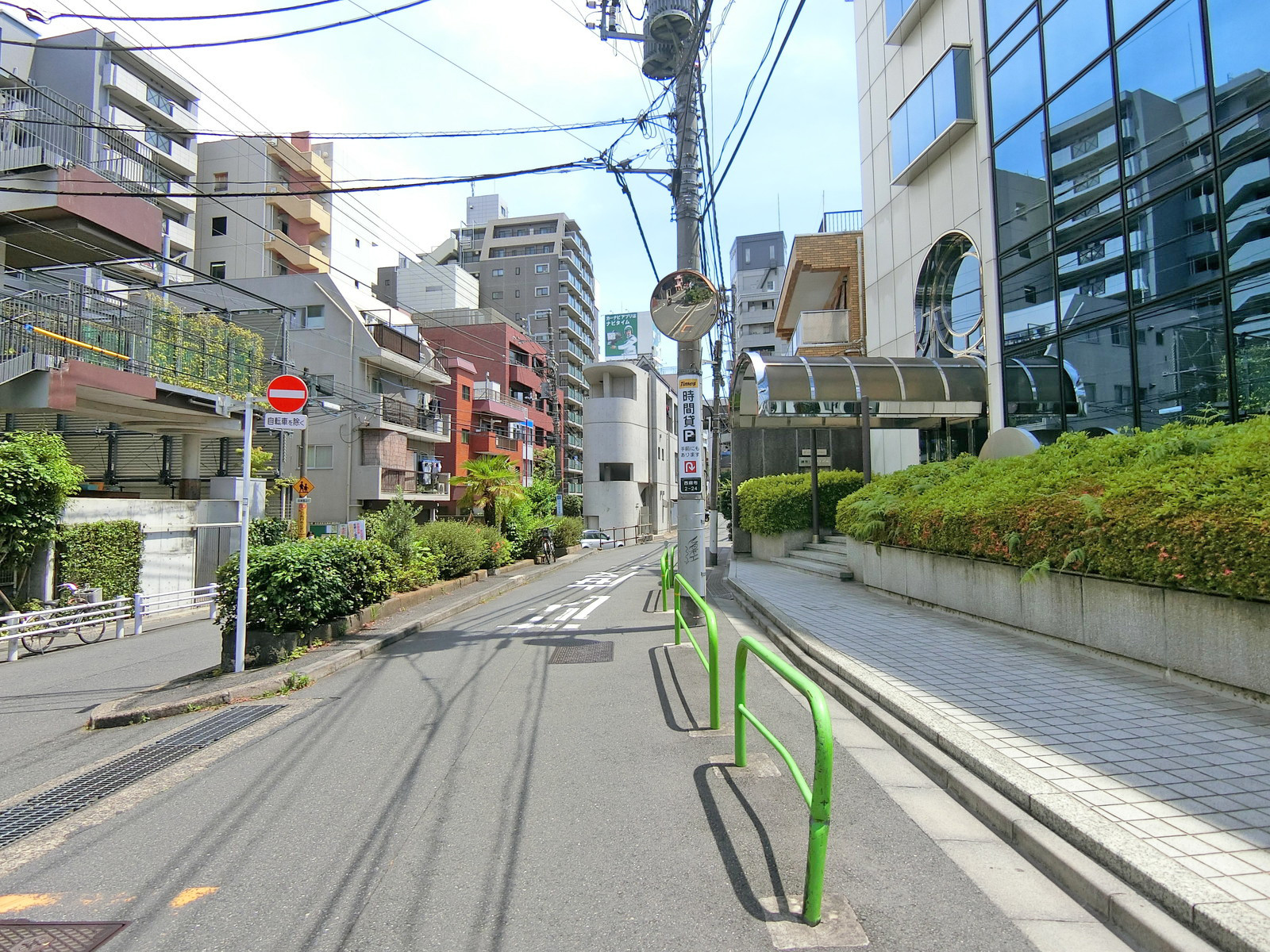 麻布ウエストビル前面の通り