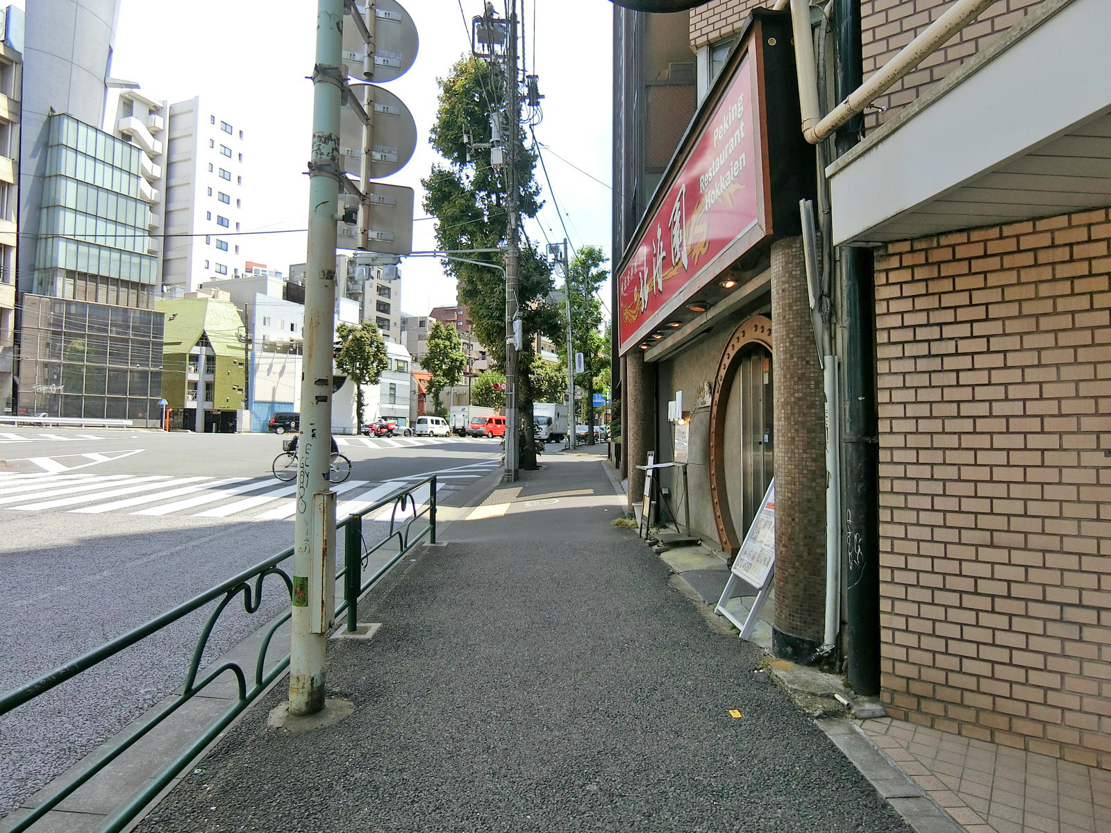 西麻布ハイツ前面の通り