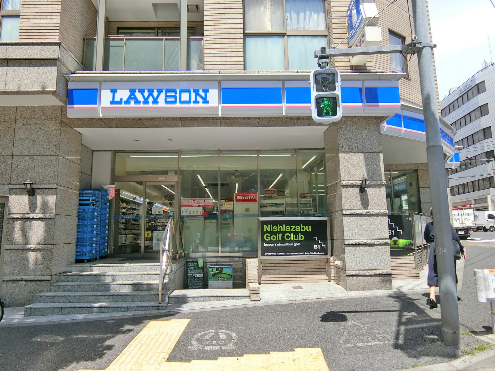 向かいのローソン西麻布一丁目店