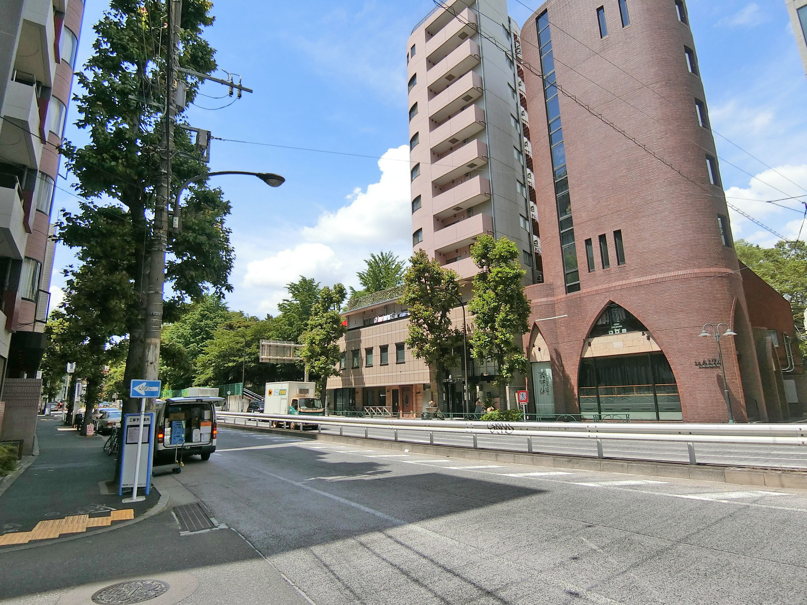 外苑西通り沿いに立地