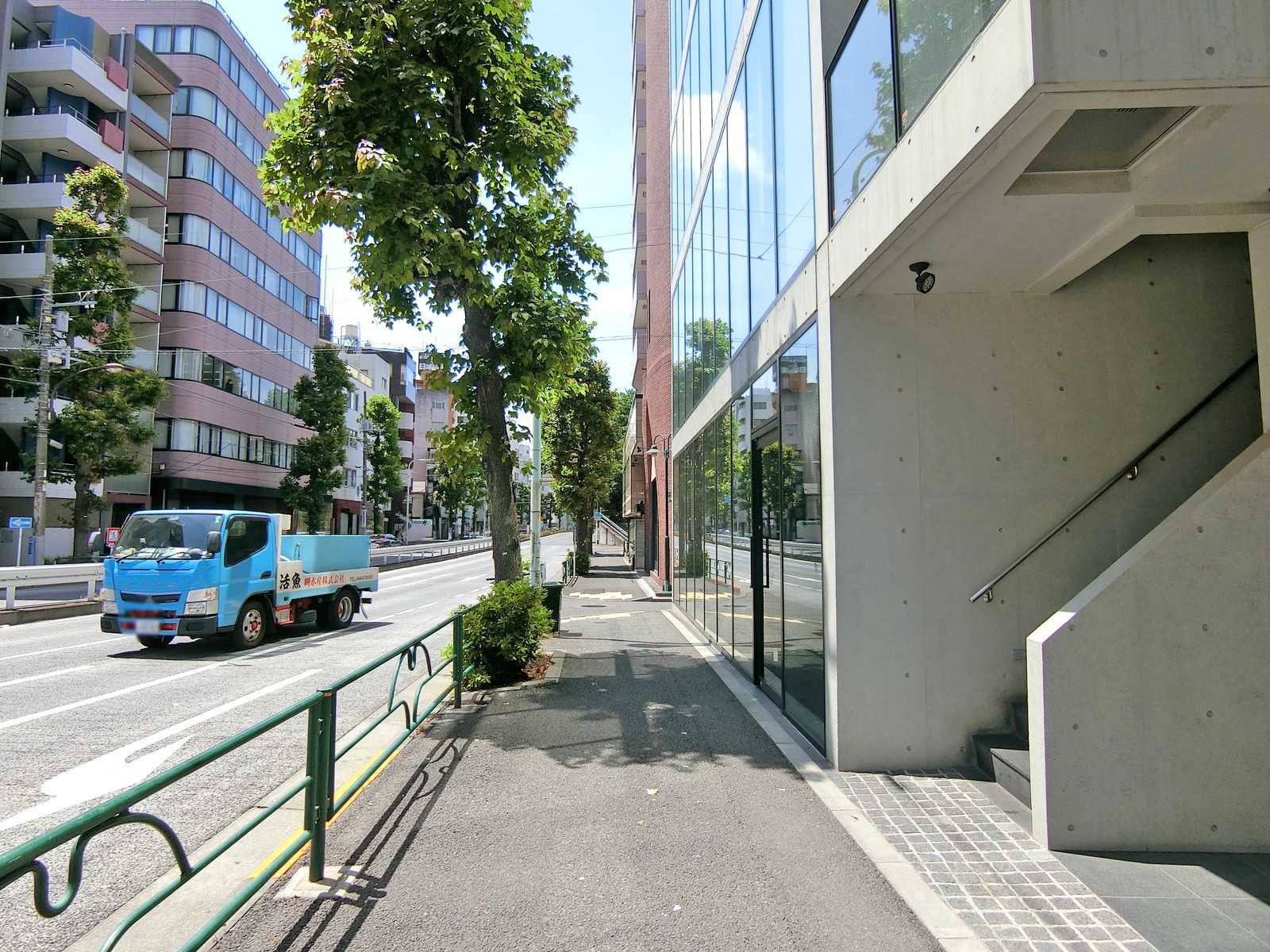 モダンフォルム西麻布ビル前面の通り