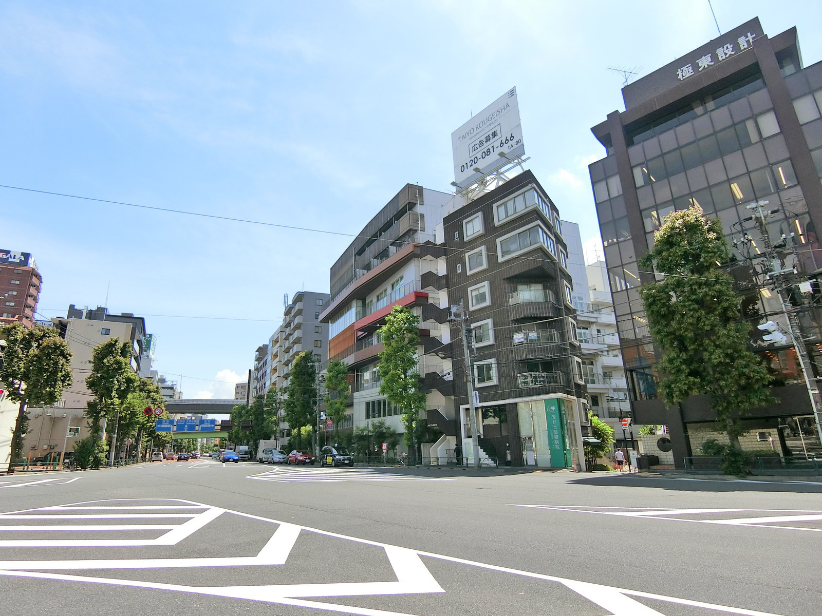 外苑西通り沿いに立地