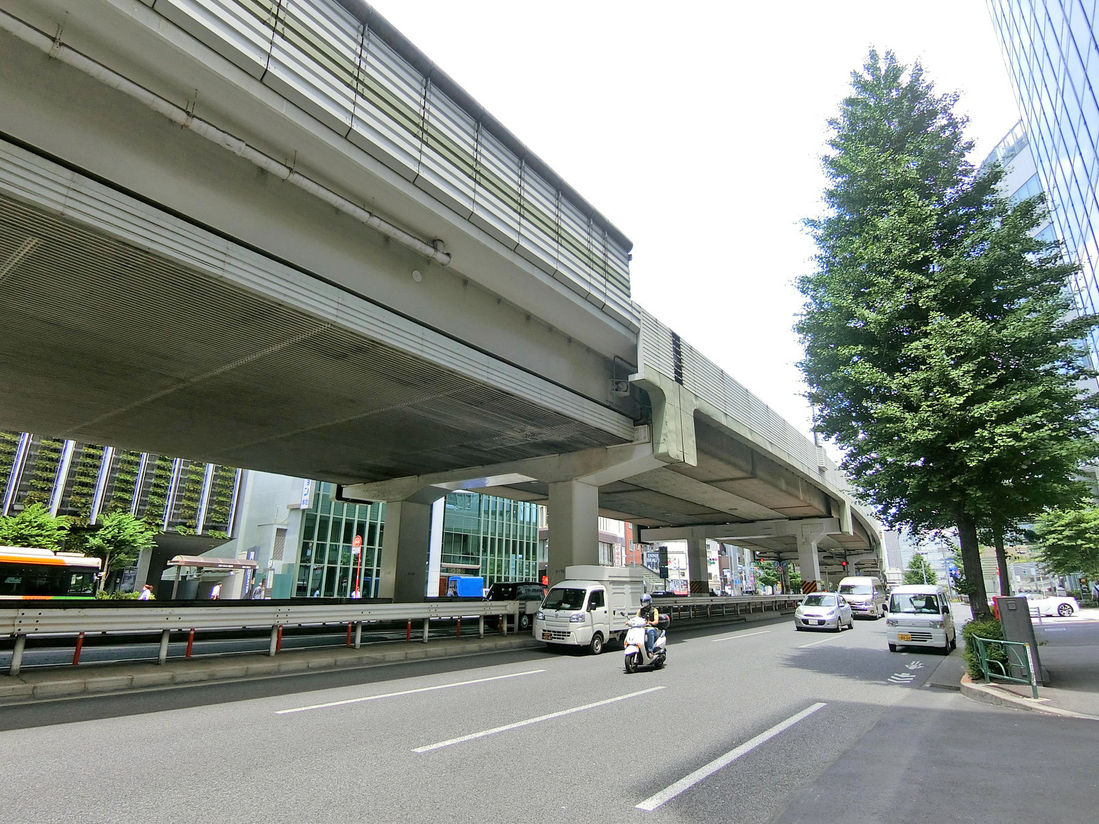 六本木通り沿いに立地