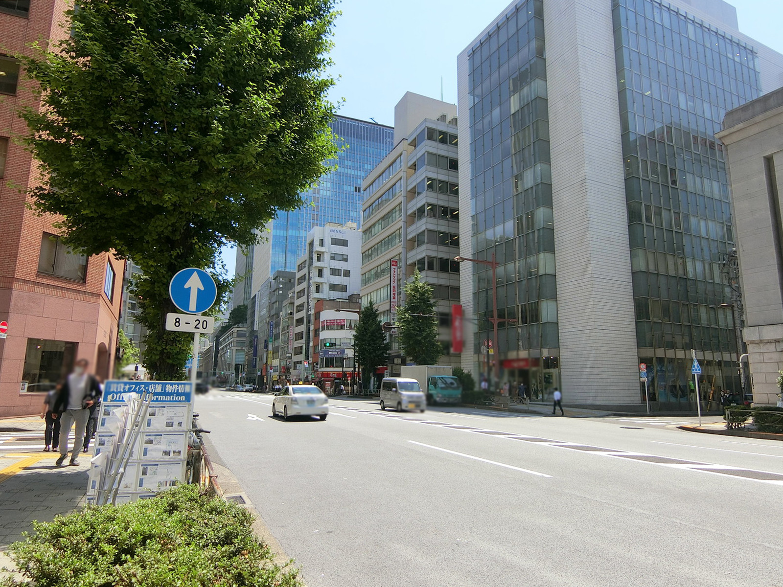 第二大久保ビル前面の中央通り