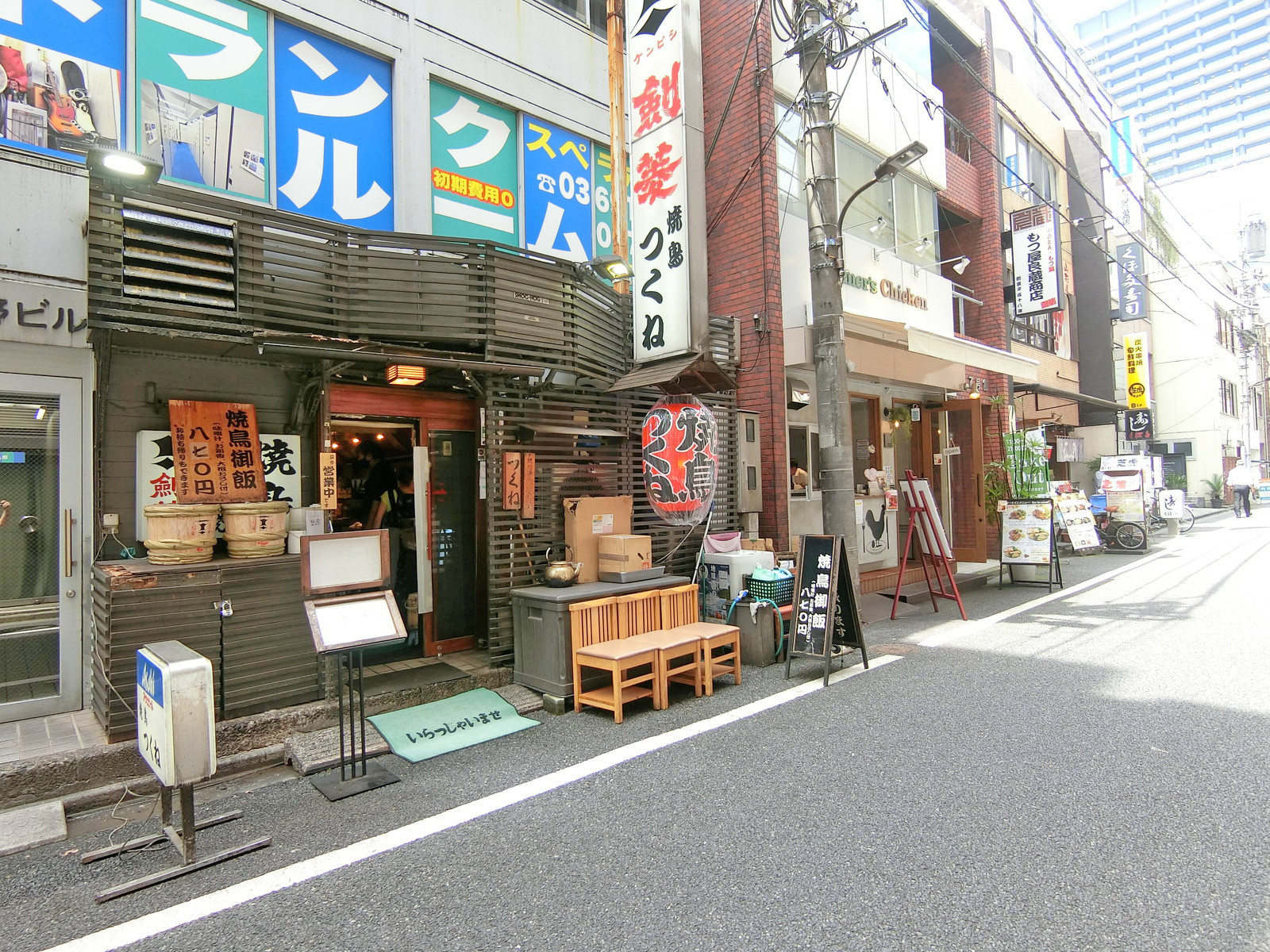 付近には飲食店が充実