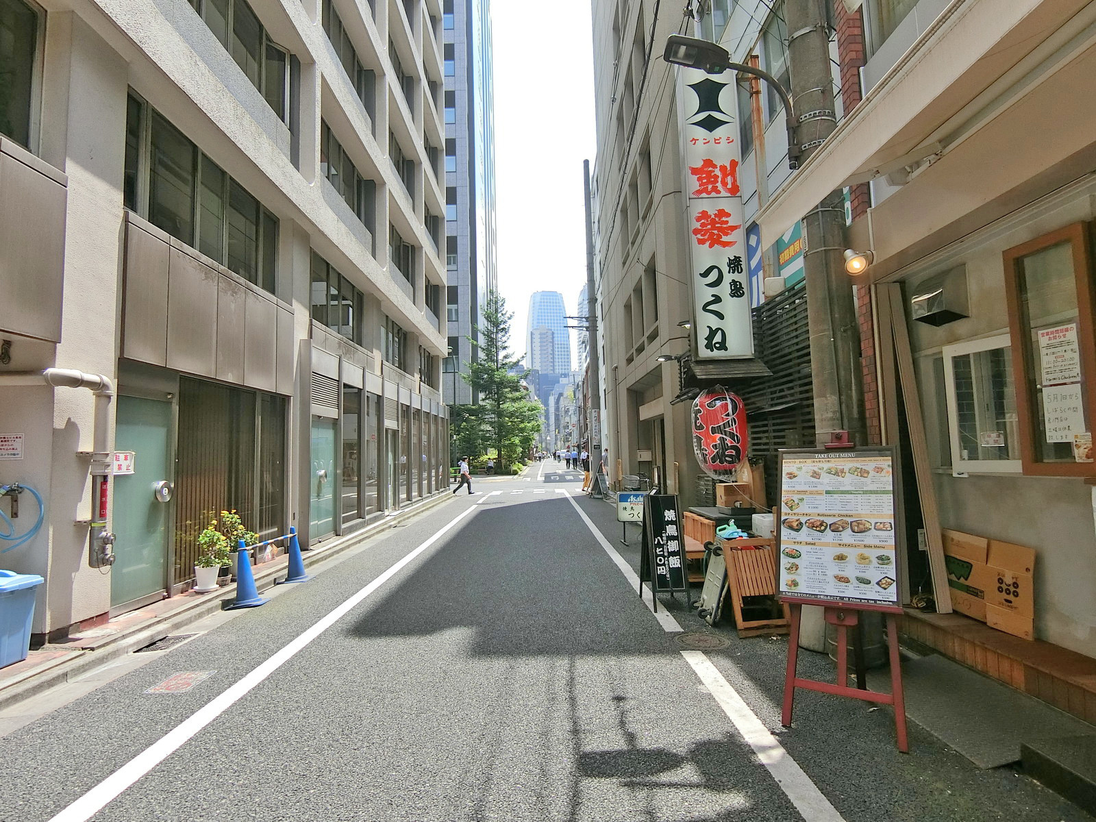 丸万7号館前面の通り