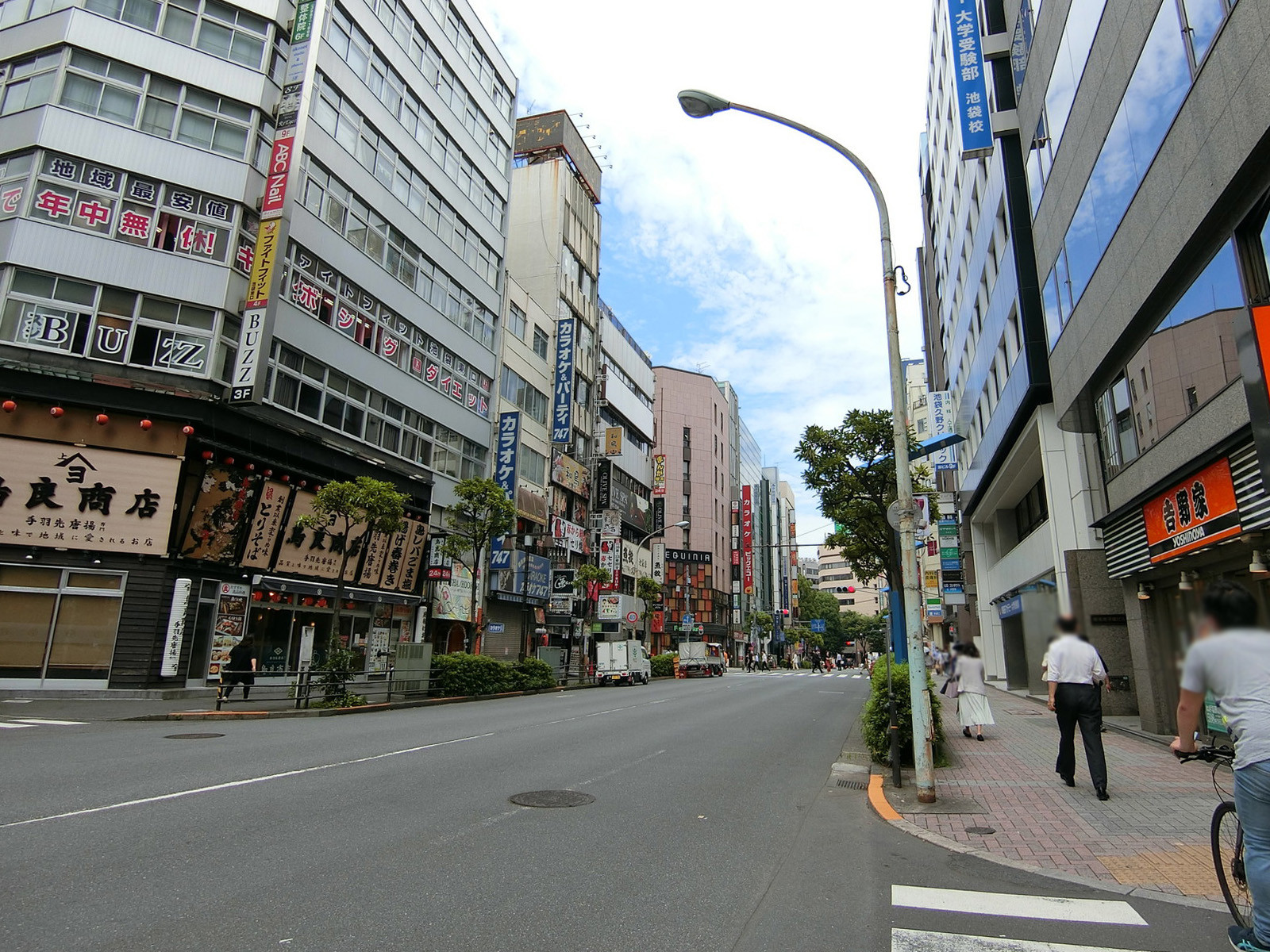 前面の東栄会本町通り