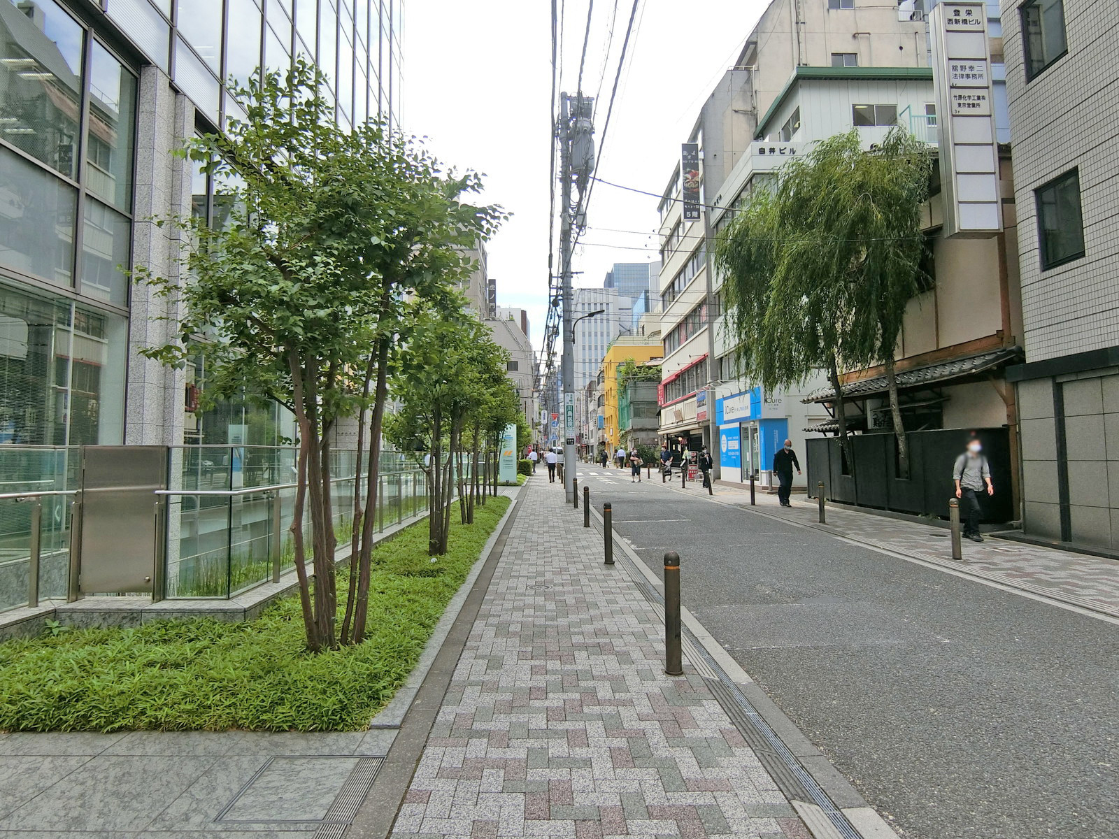明産西新橋ビル前面の通り