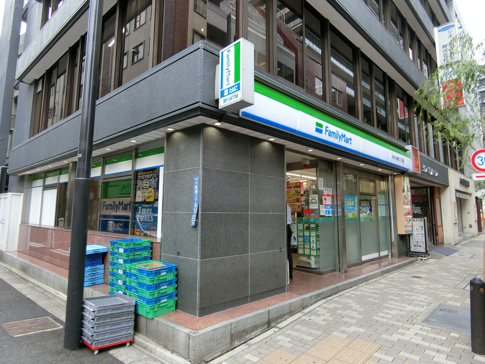 徒歩1分のファミリーマート