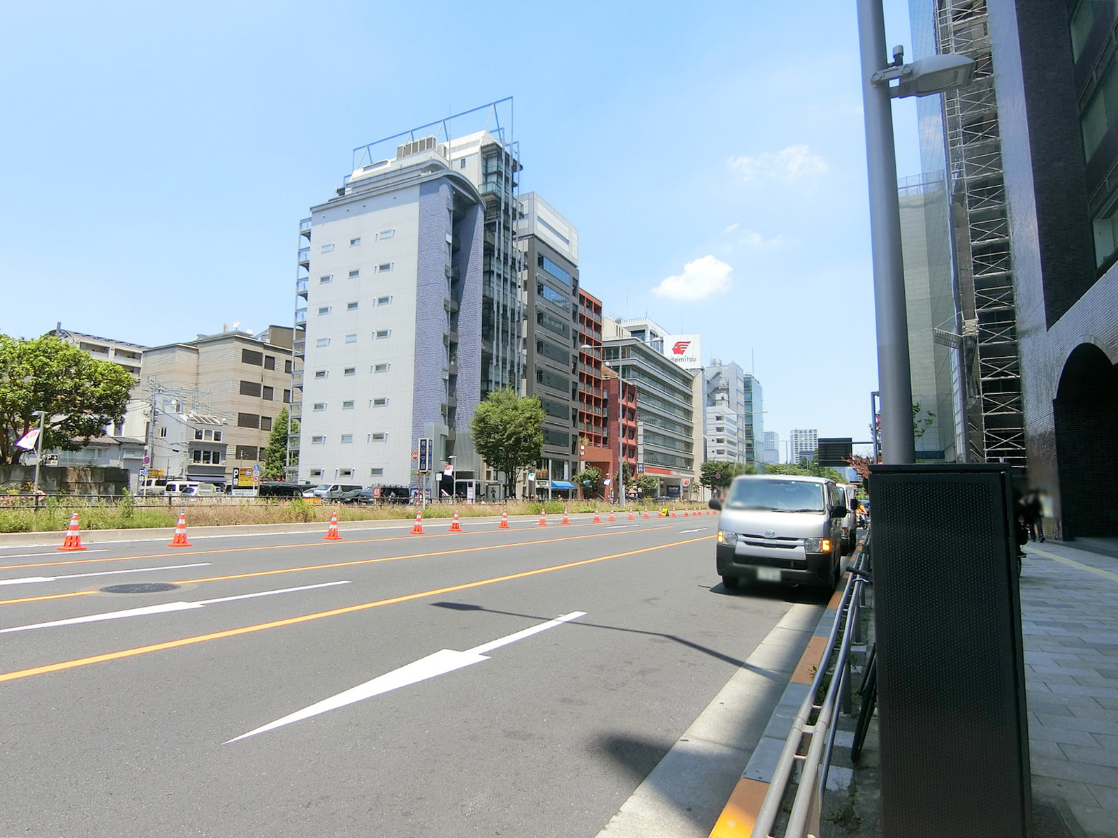 第一法規本社ビル前面の青山通り