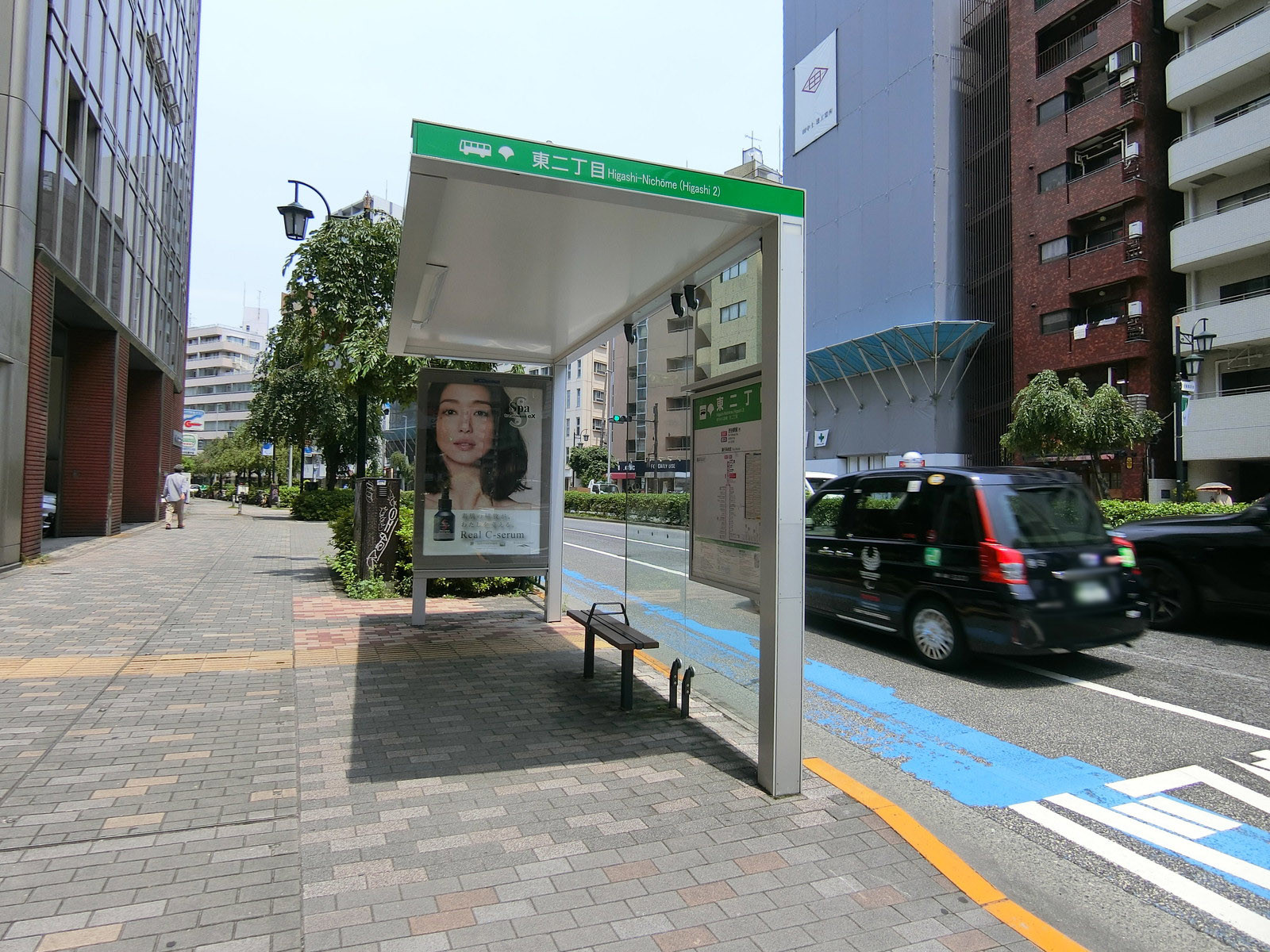 ビル前のバス停「東二丁目」