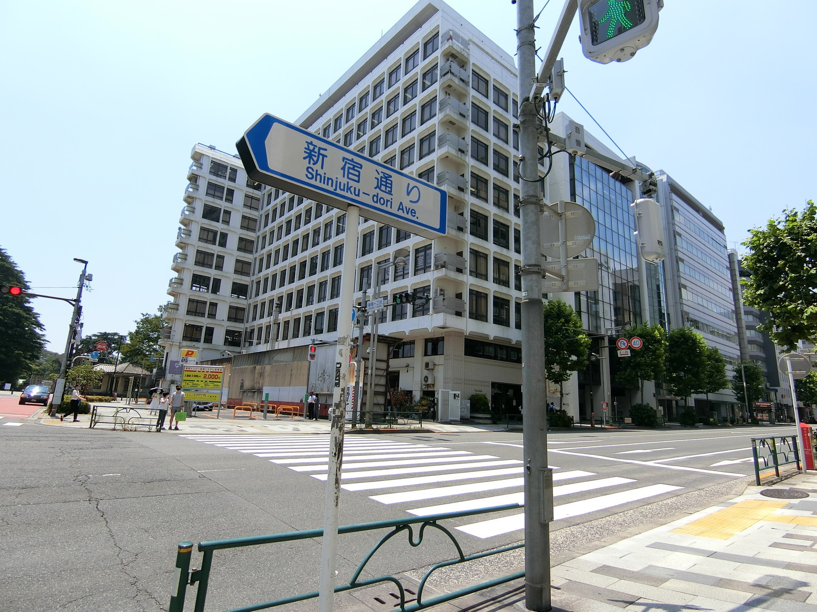 オフィス前面の新宿1丁目交差点