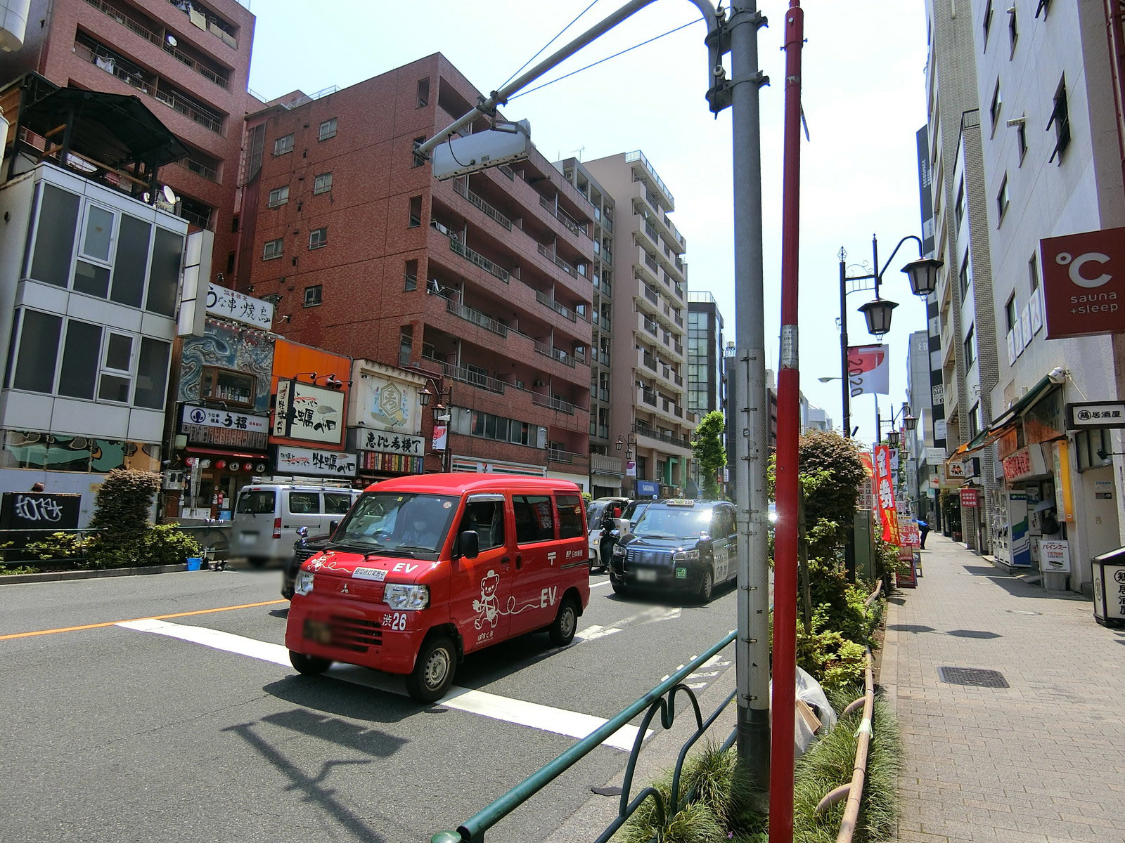 サン栄ビル前面の通り