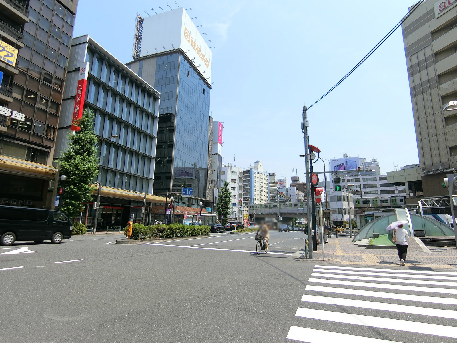 ビル前の駒沢通り