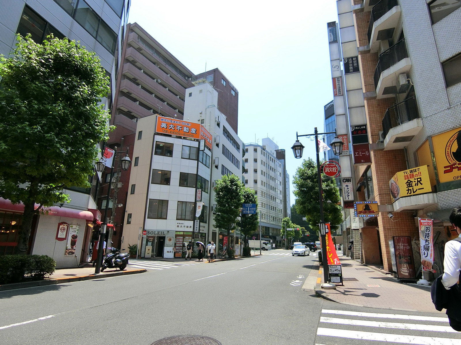 新宿KMビル前面の通り