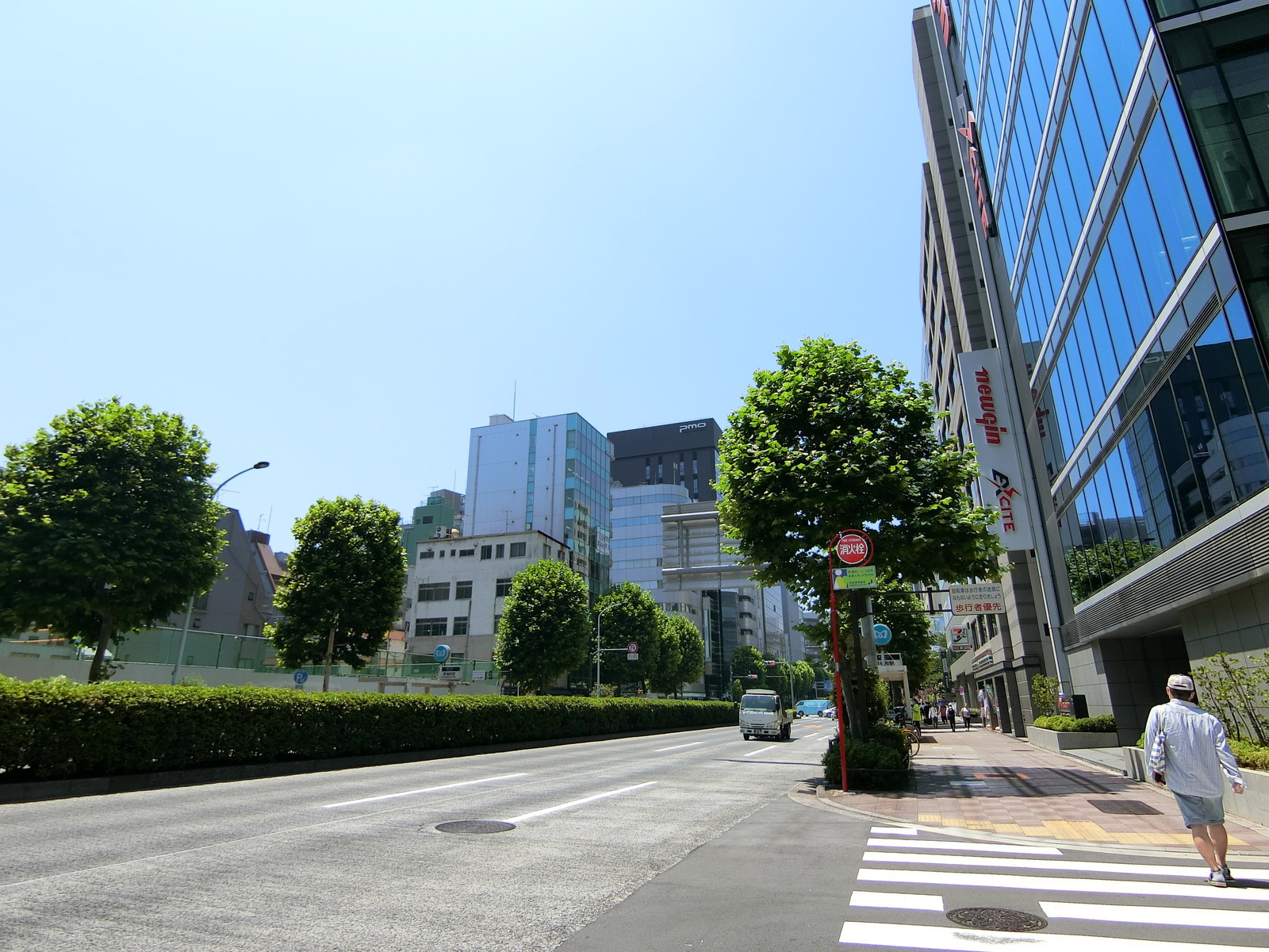 タカギビル前面の新大橋通り