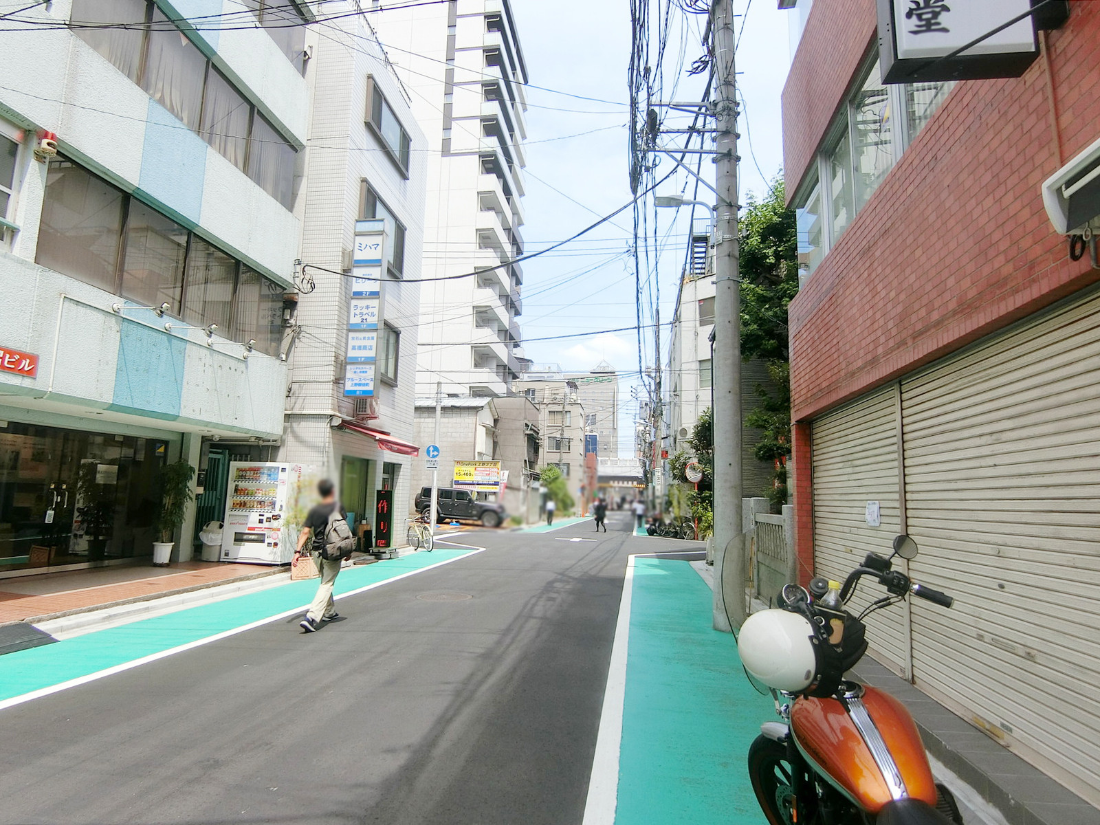 山岡ビル前面の通り