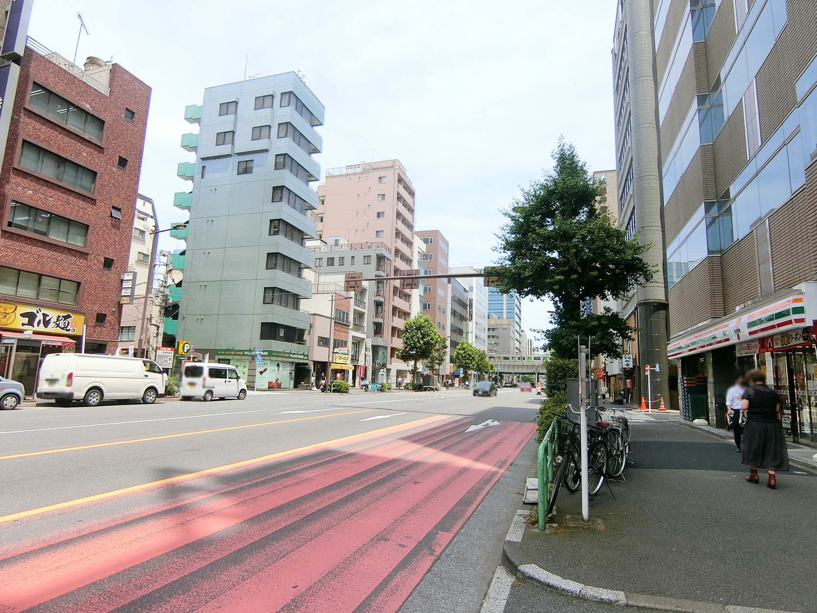 石川興産ビル前面の中央通り