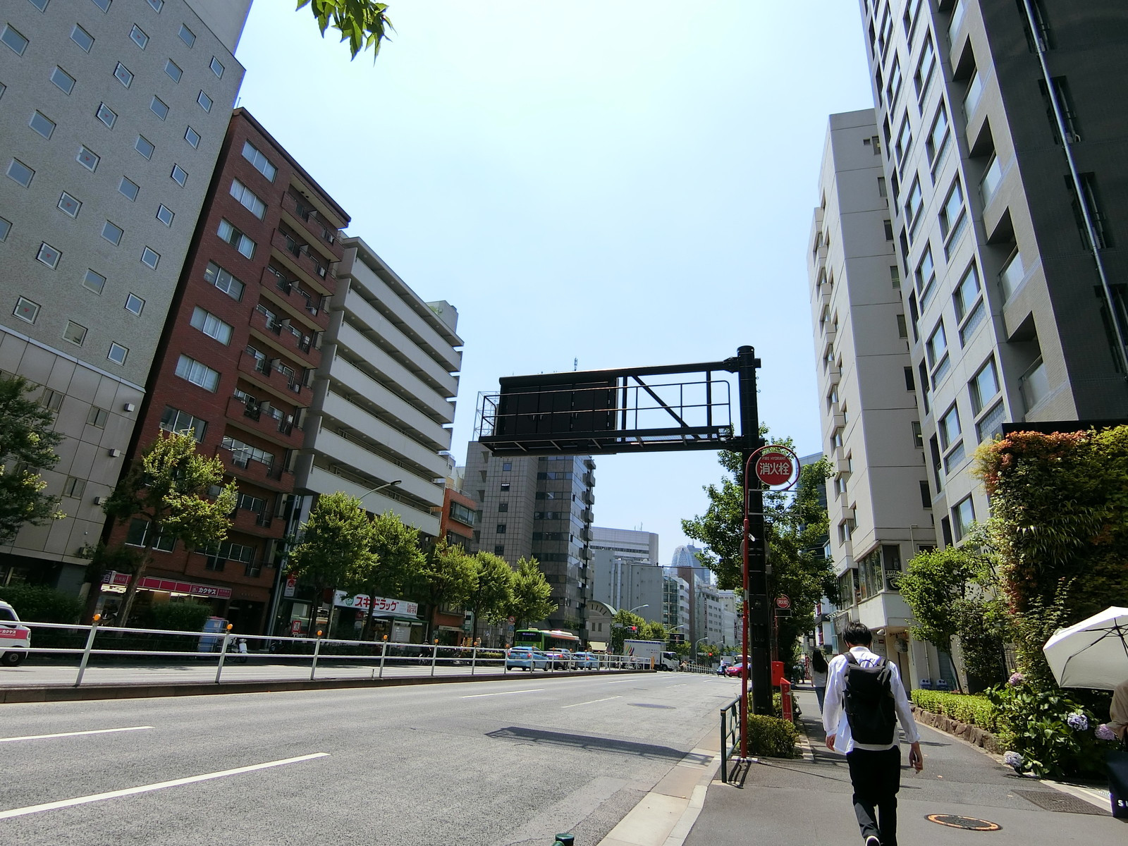 新宿石井ビル前面の靖国通り