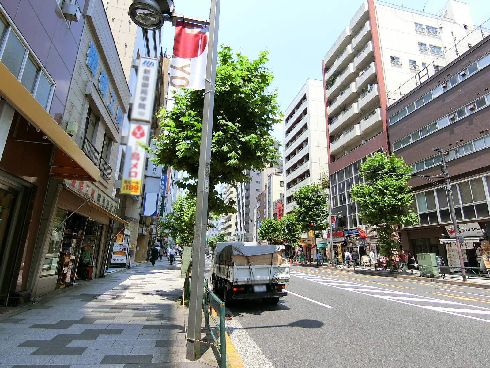 不二川ビル前面の新宿通り