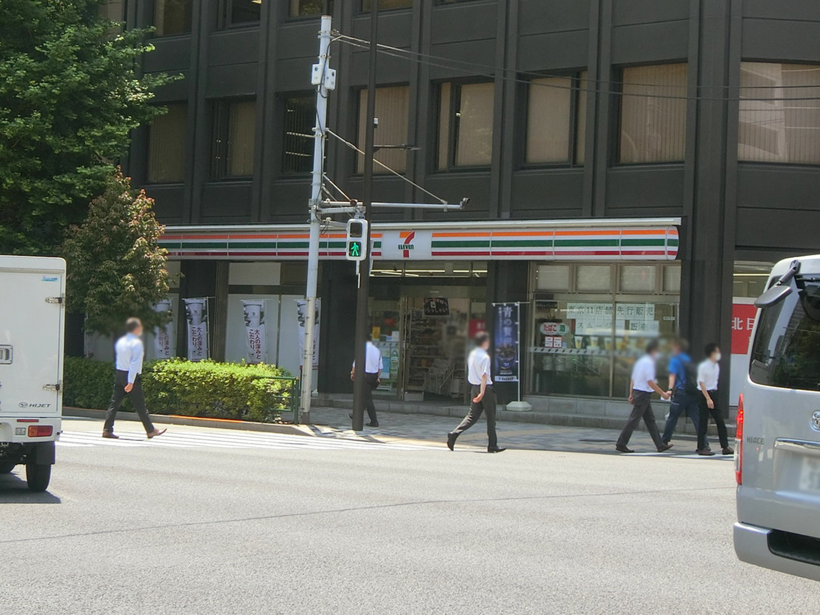 隣のセブン-イレブン