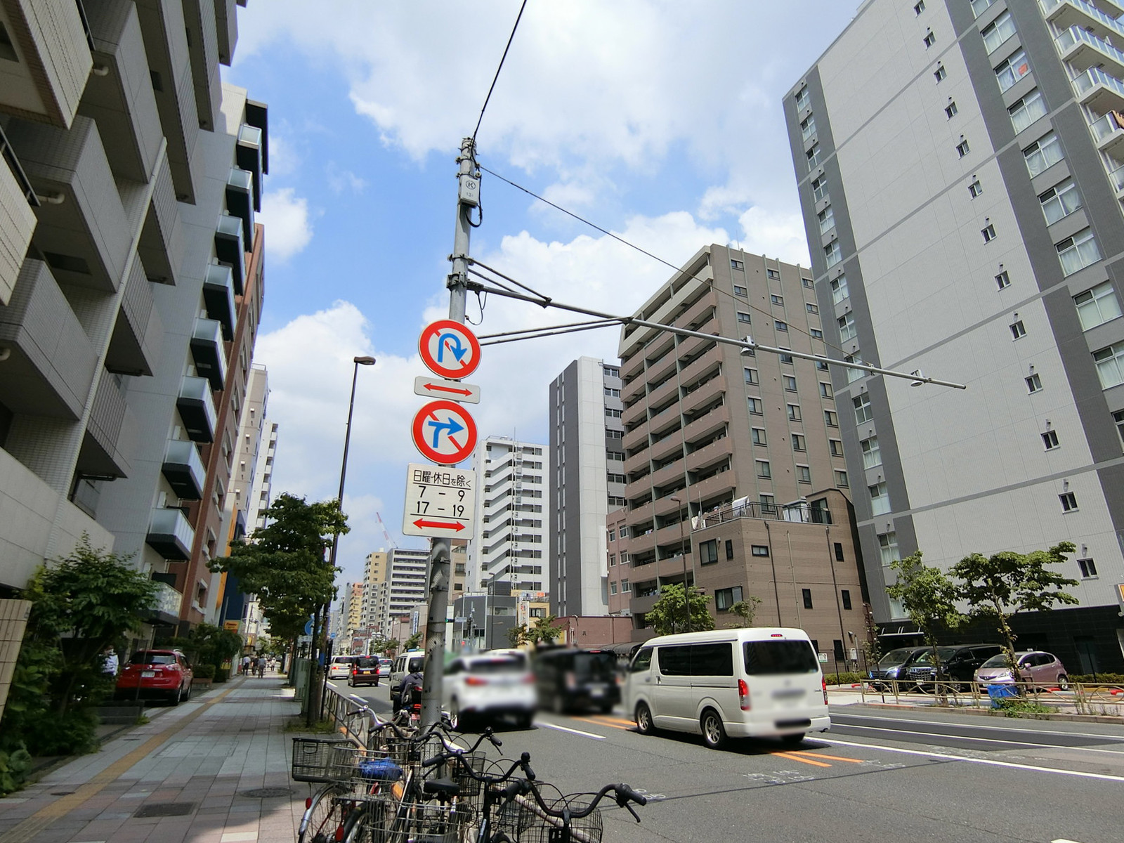アステ21ビル前面の京葉道路