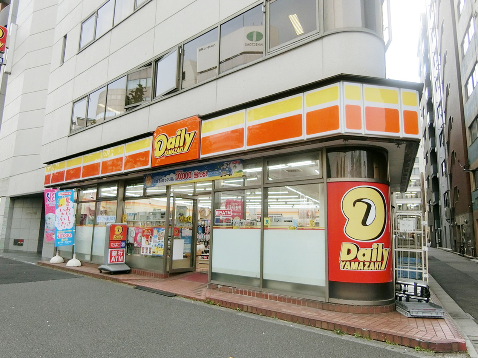 徒歩2分のデイリーヤマザキ岩本町3丁目店