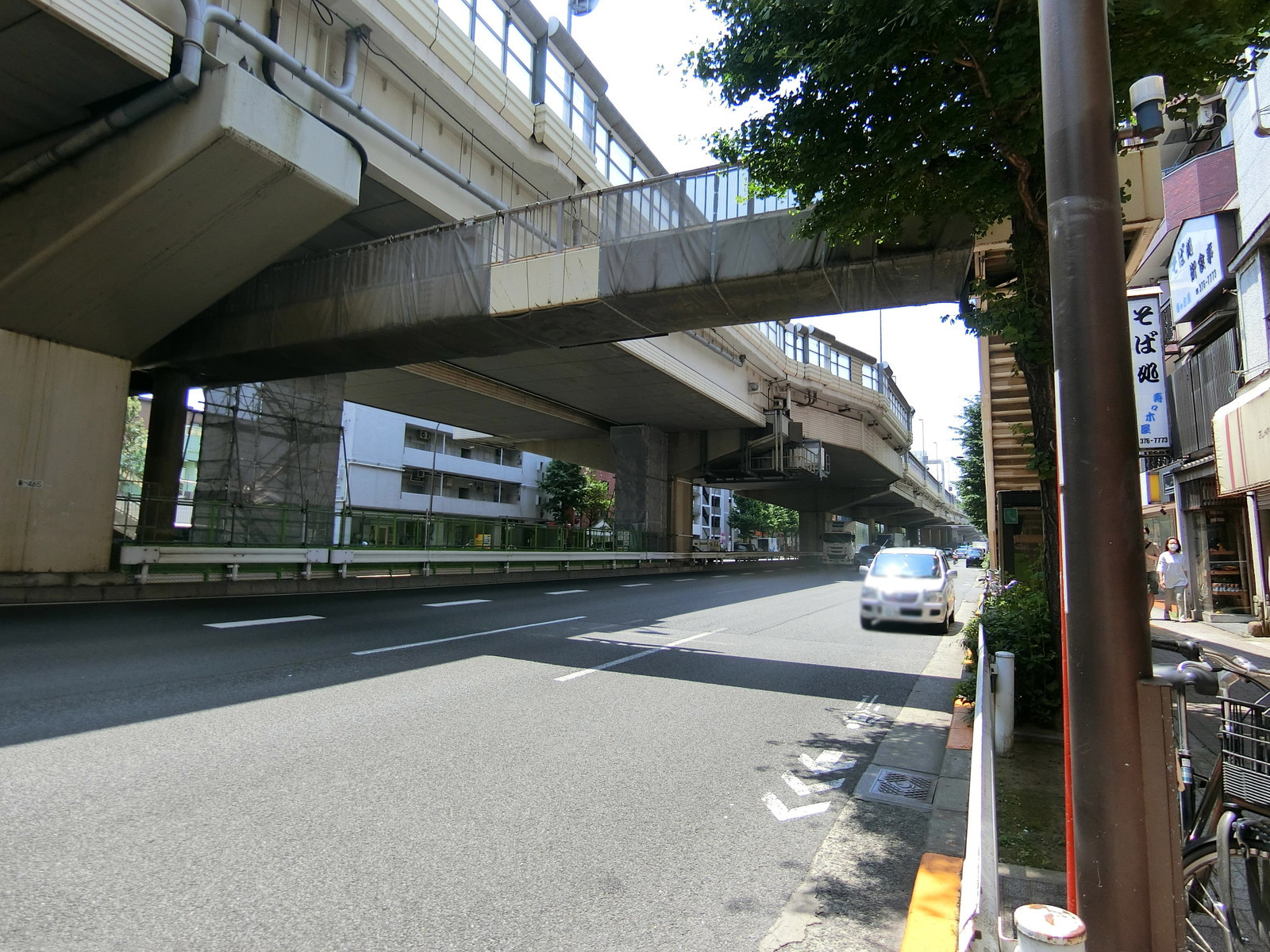 長谷川ビル前面の甲州街道