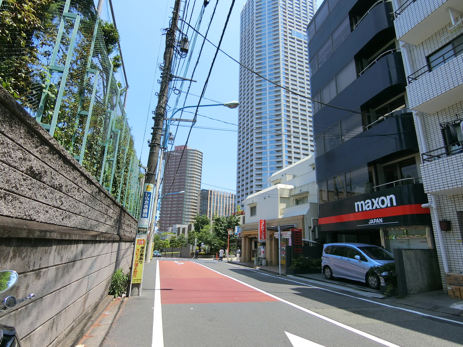 新宿MOAビル前面の通り