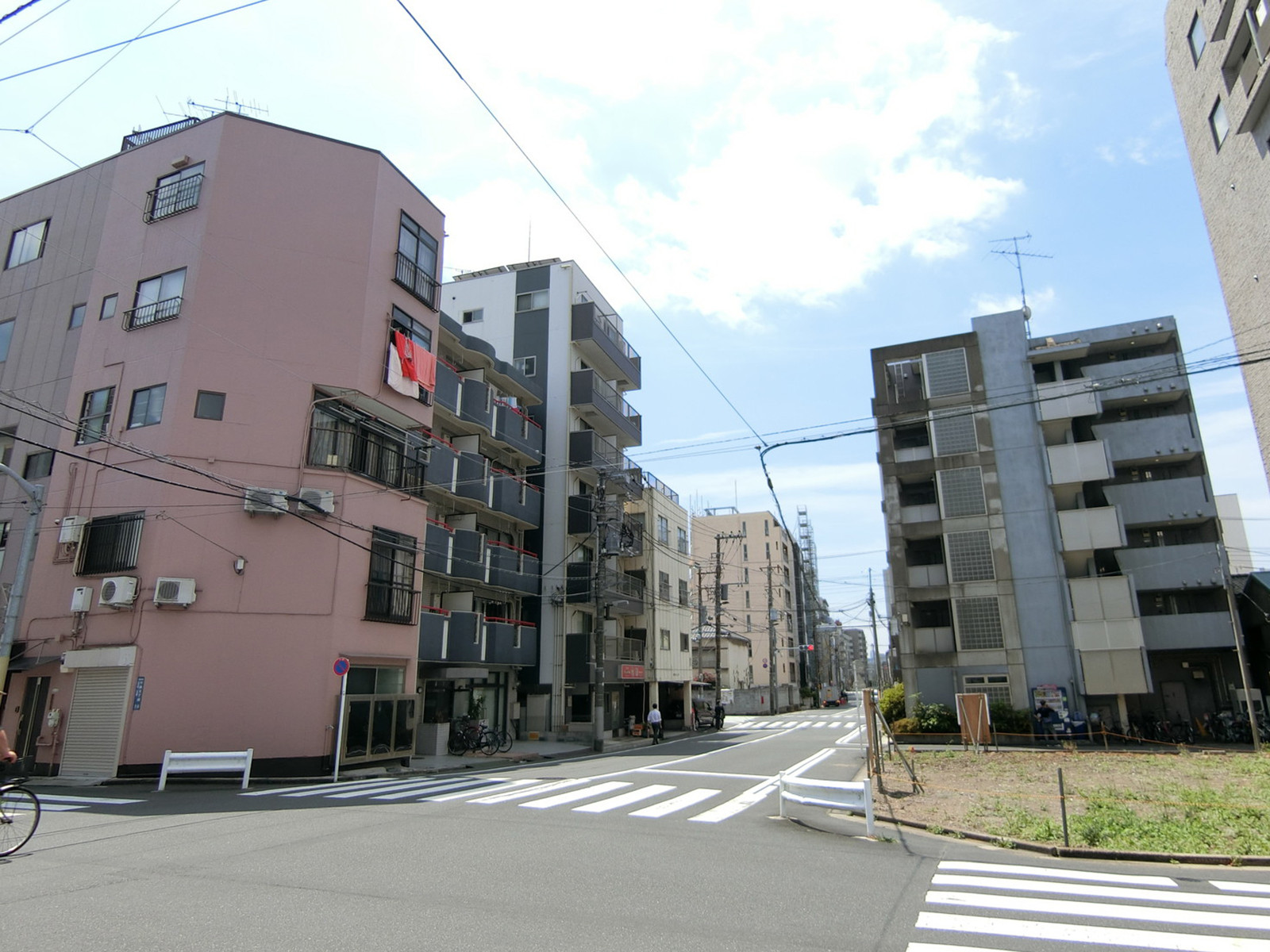 周辺は落ち着いた住宅街