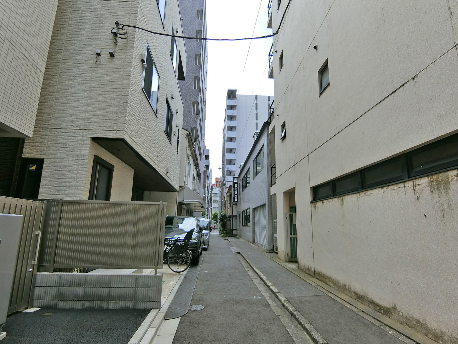 ホリコシビル前面の通り