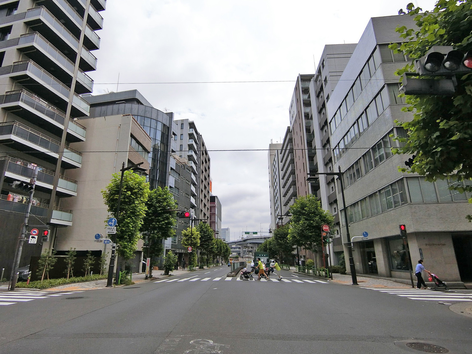 五城ビル前面の通り