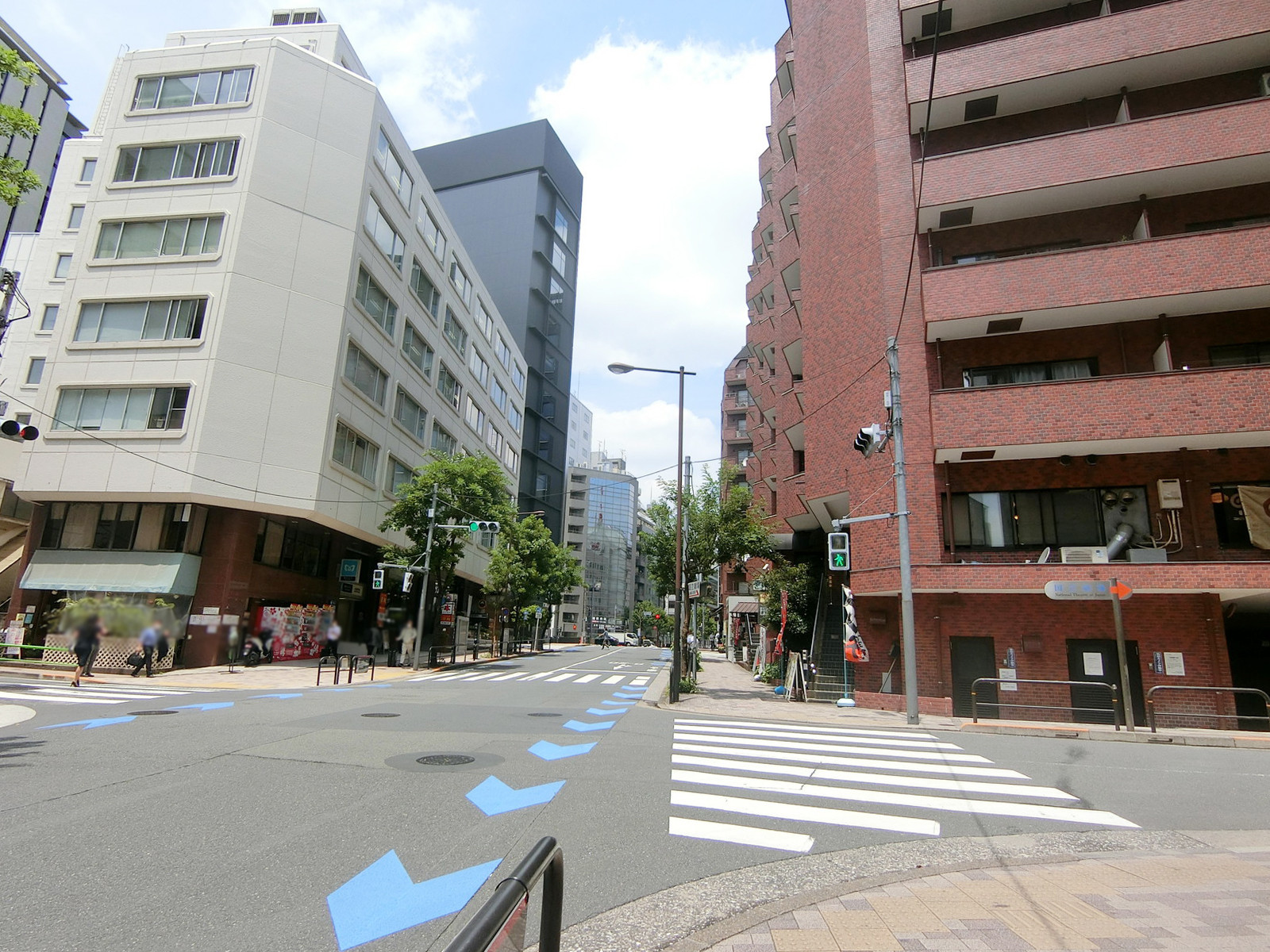 パレスサイド千代田前面の半蔵門駅通り