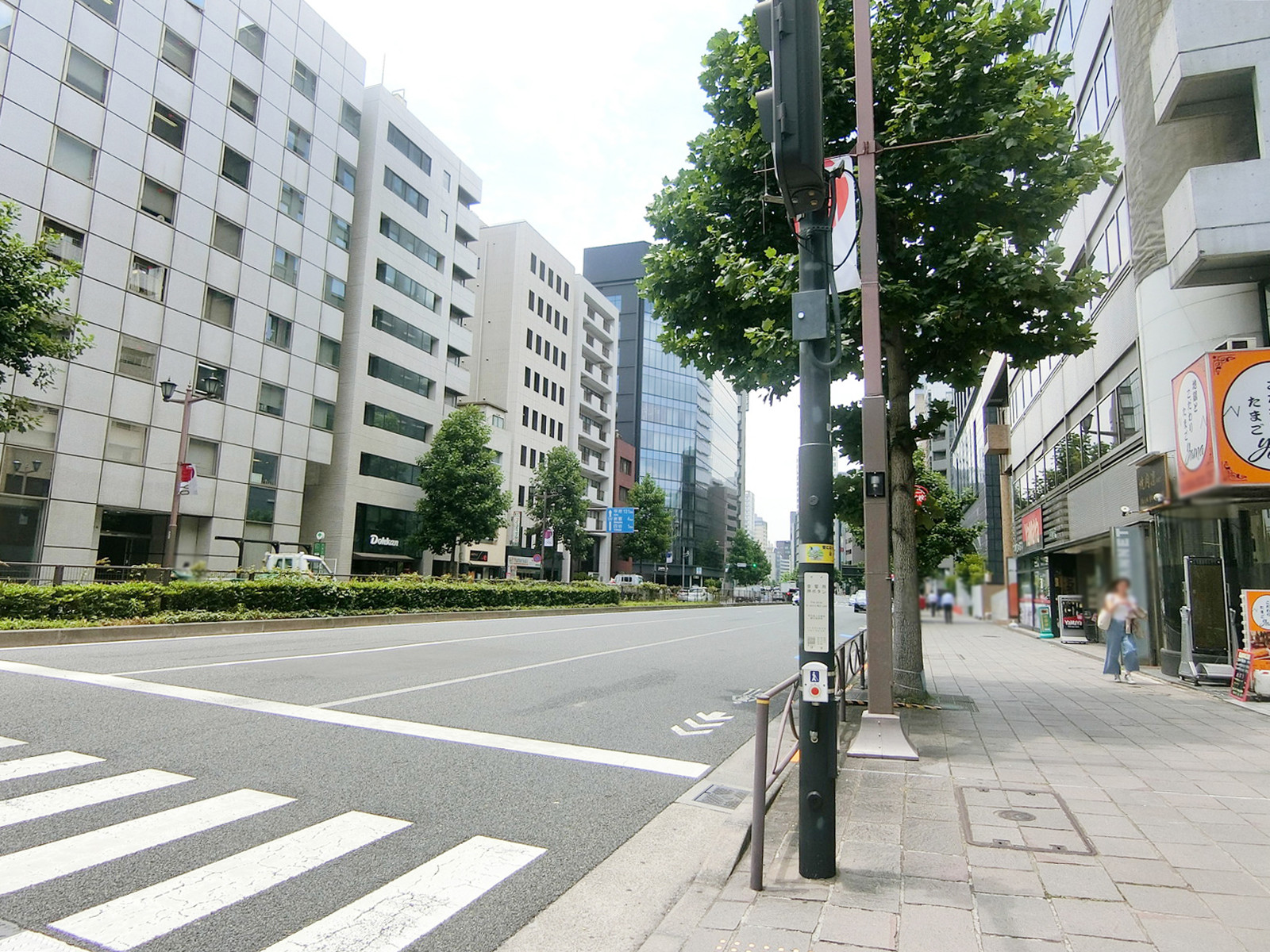 ニッセイ半蔵門ビル前面の新宿通り